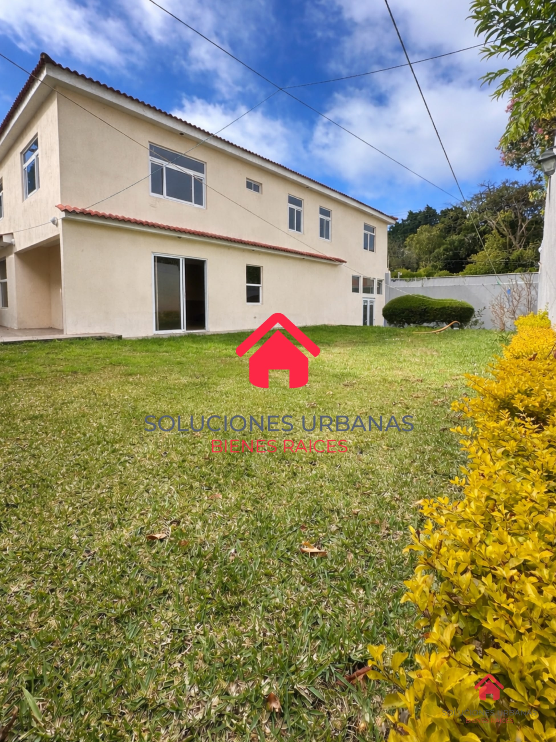 CASA ARRAZOLA CON LINDO JARDÍN / OPCIÓN DE COMPRA CON TERRENO ADICIONAL - 1