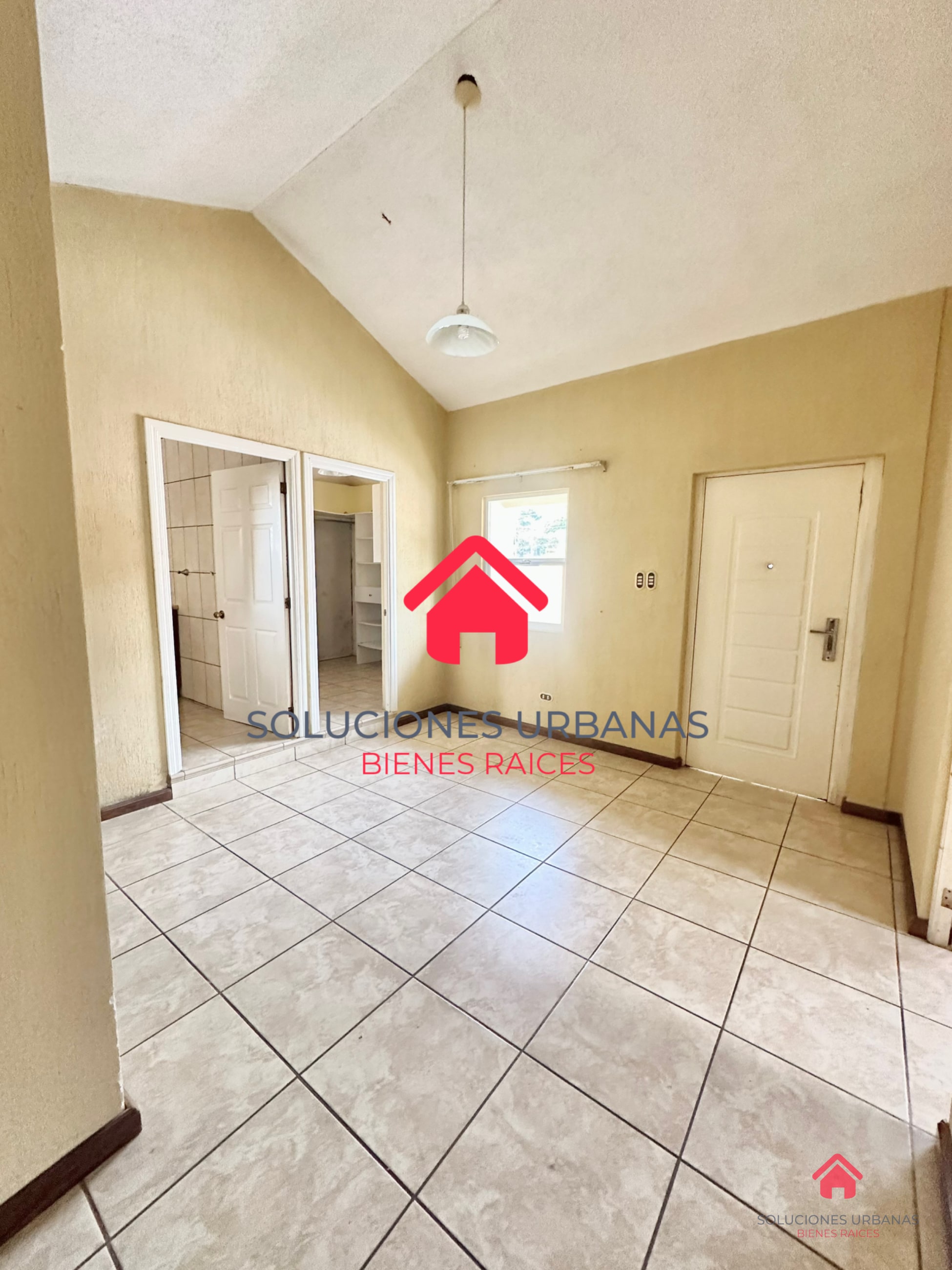CASA ARRAZOLA CON LINDO JARDÍN / OPCIÓN DE COMPRA CON TERRENO ADICIONAL - 4