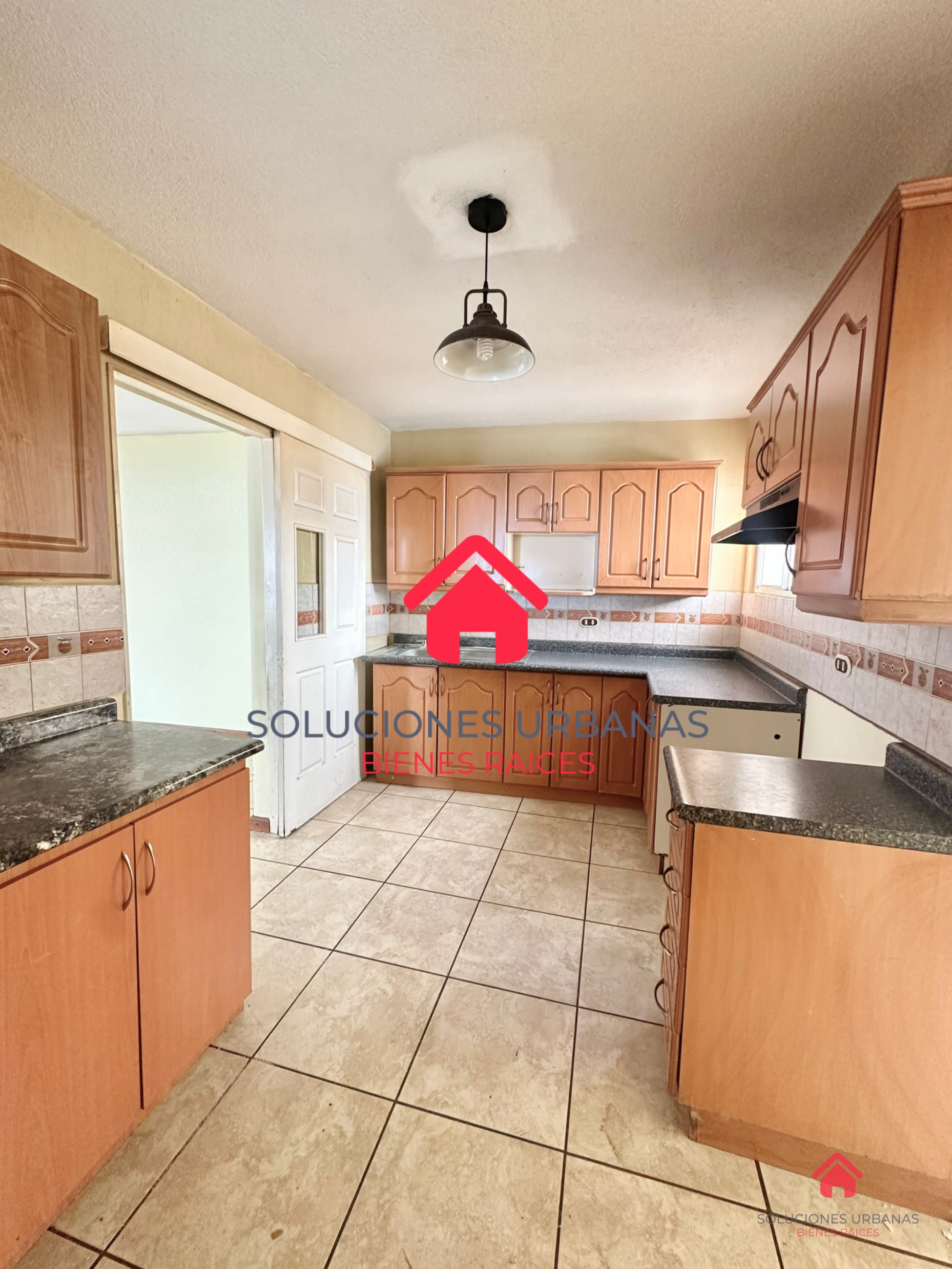 CASA ARRAZOLA CON LINDO JARDÍN / OPCIÓN DE COMPRA CON TERRENO ADICIONAL - 5
