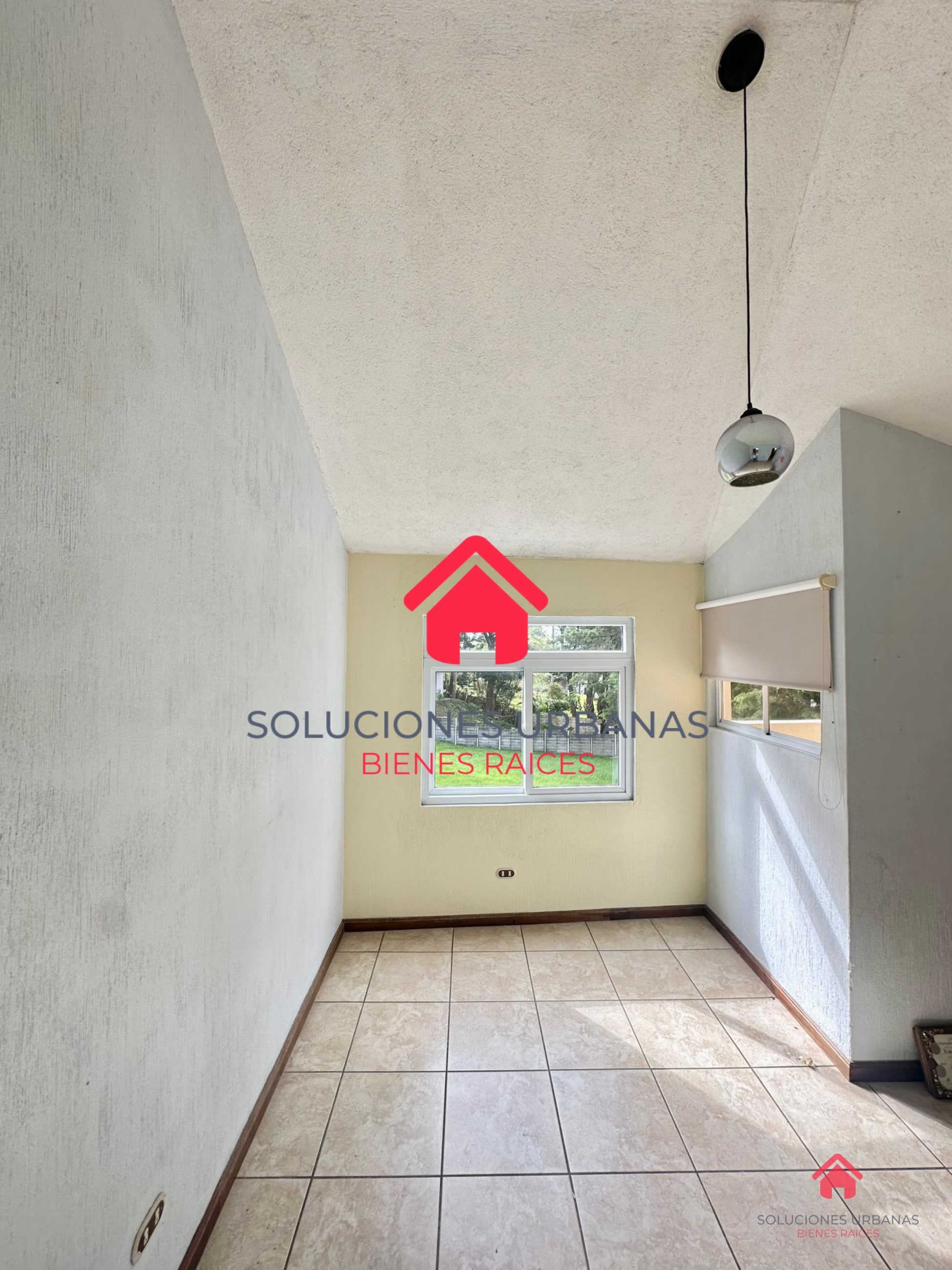 CASA ARRAZOLA CON LINDO JARDÍN / OPCIÓN DE COMPRA CON TERRENO ADICIONAL - 2
