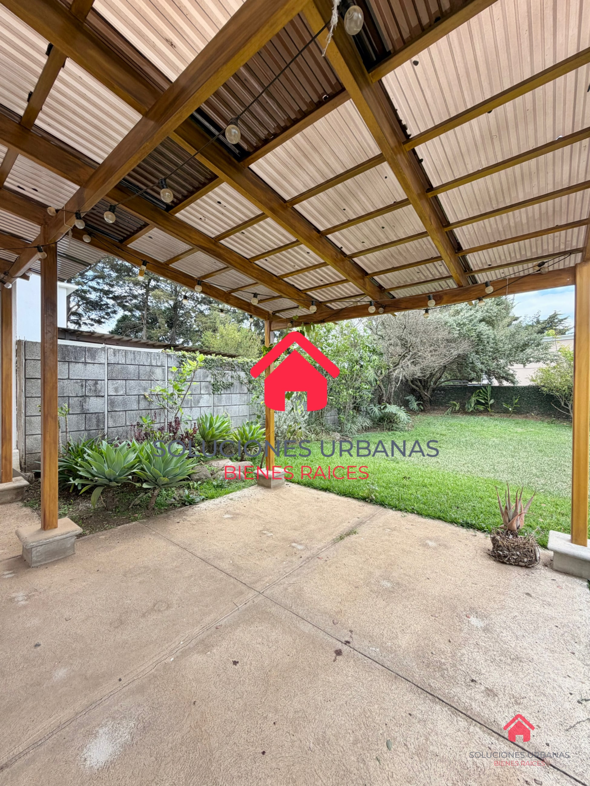 CASA CON LINDO JARDÍN LA FONTANA — Casa en Venta en La Fontana III, Carretera a El Salvador, Guatemala, Ciudad — foto 2 de 11