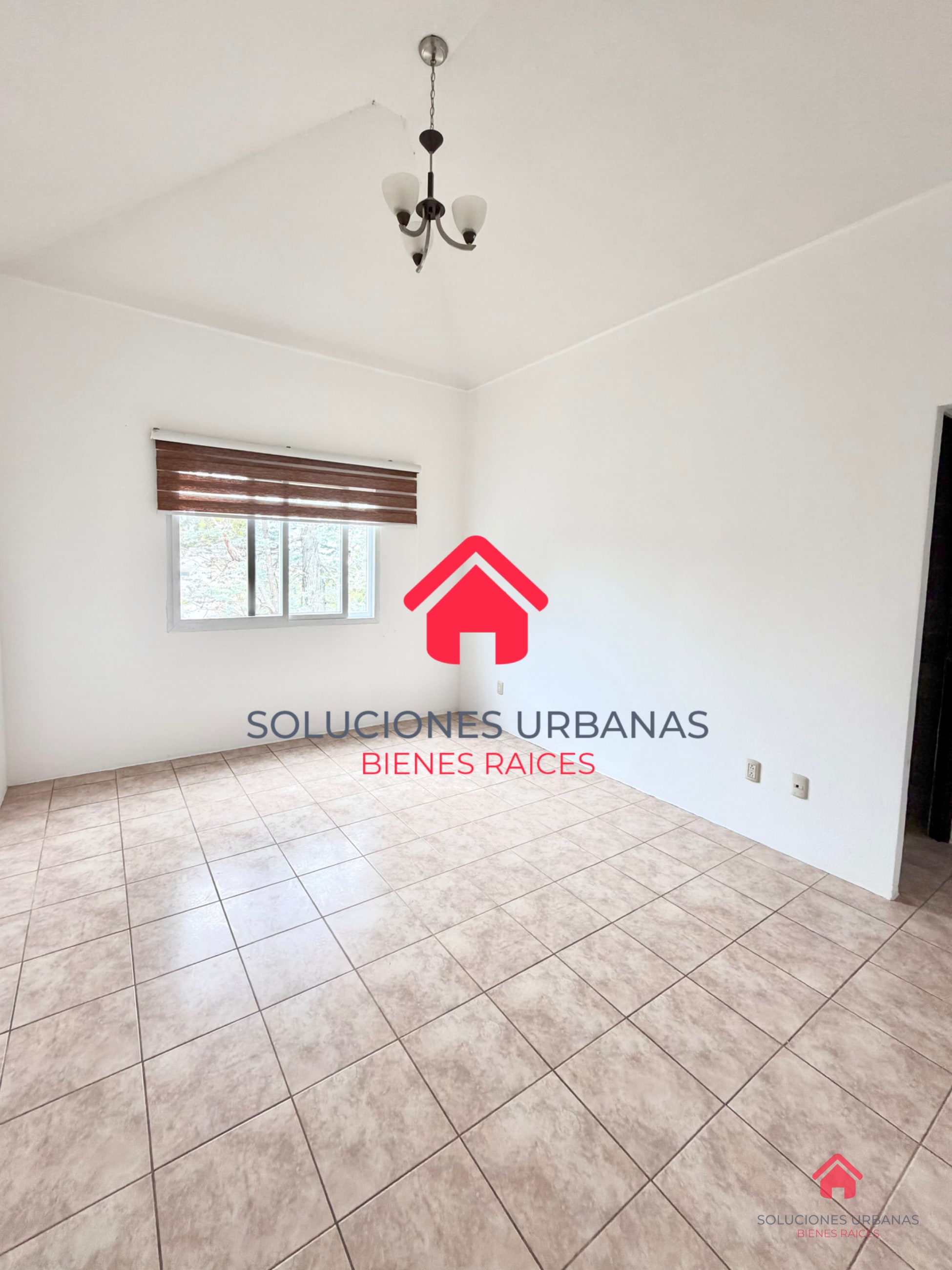 CASA CON LINDO JARDÍN LA FONTANA — Casa en Venta en La Fontana III, Carretera a El Salvador, Guatemala, Ciudad — foto 5 de 11