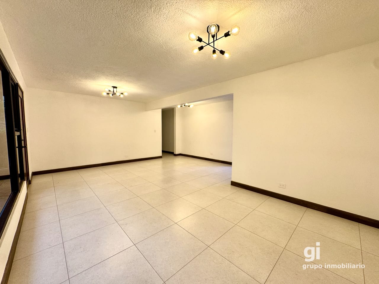 Apartamento Remodelado en Renta en Zona 10 | Excelente Ubicación — Apartamento en Alquiler en Zona 10, Guatemala, Ciudad — foto 2 de 12