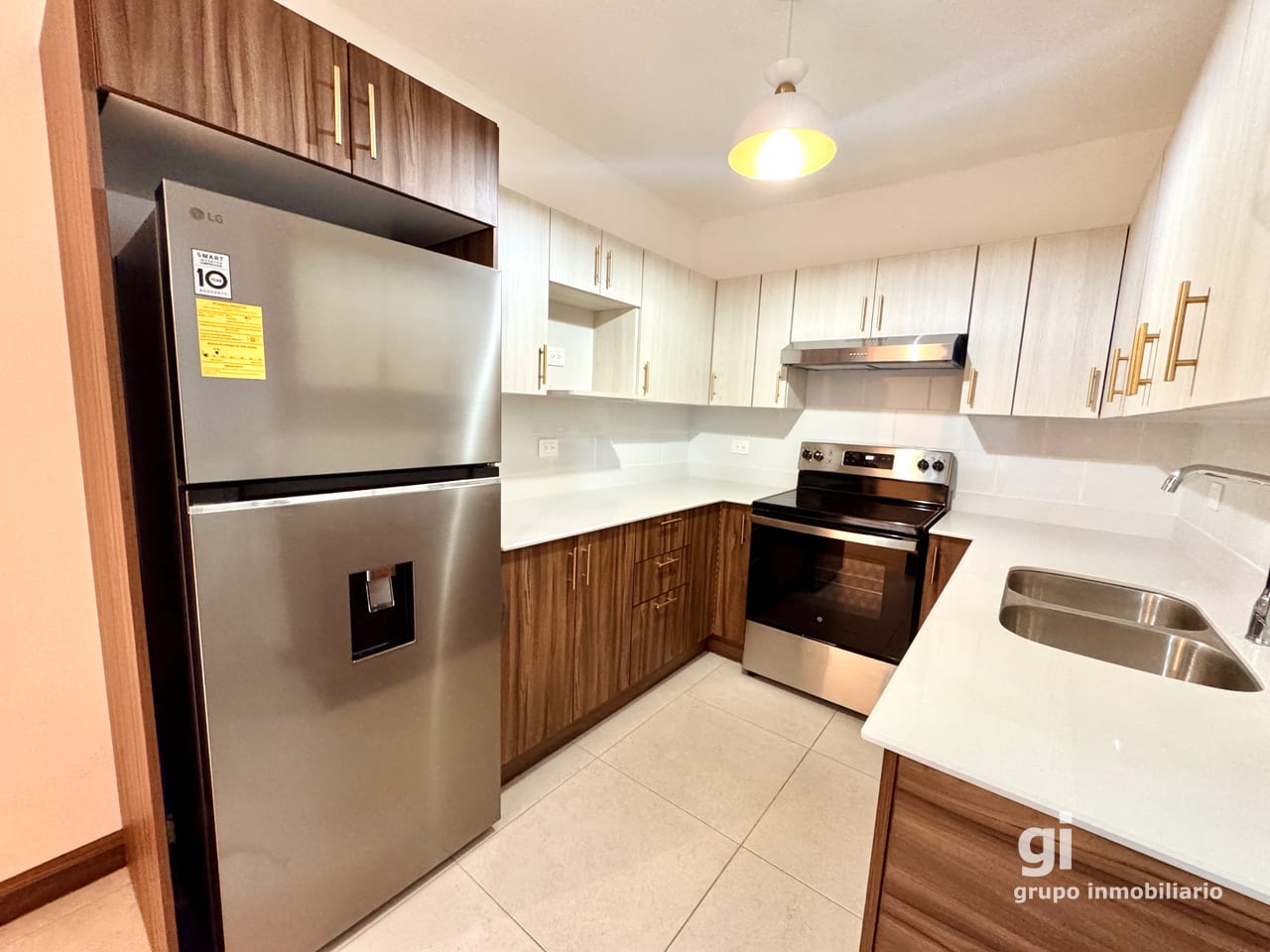 Apartamento Remodelado en Renta en Zona 10 | Excelente Ubicación — Apartamento en Alquiler en Zona 10, Guatemala, Ciudad — foto 3 de 12