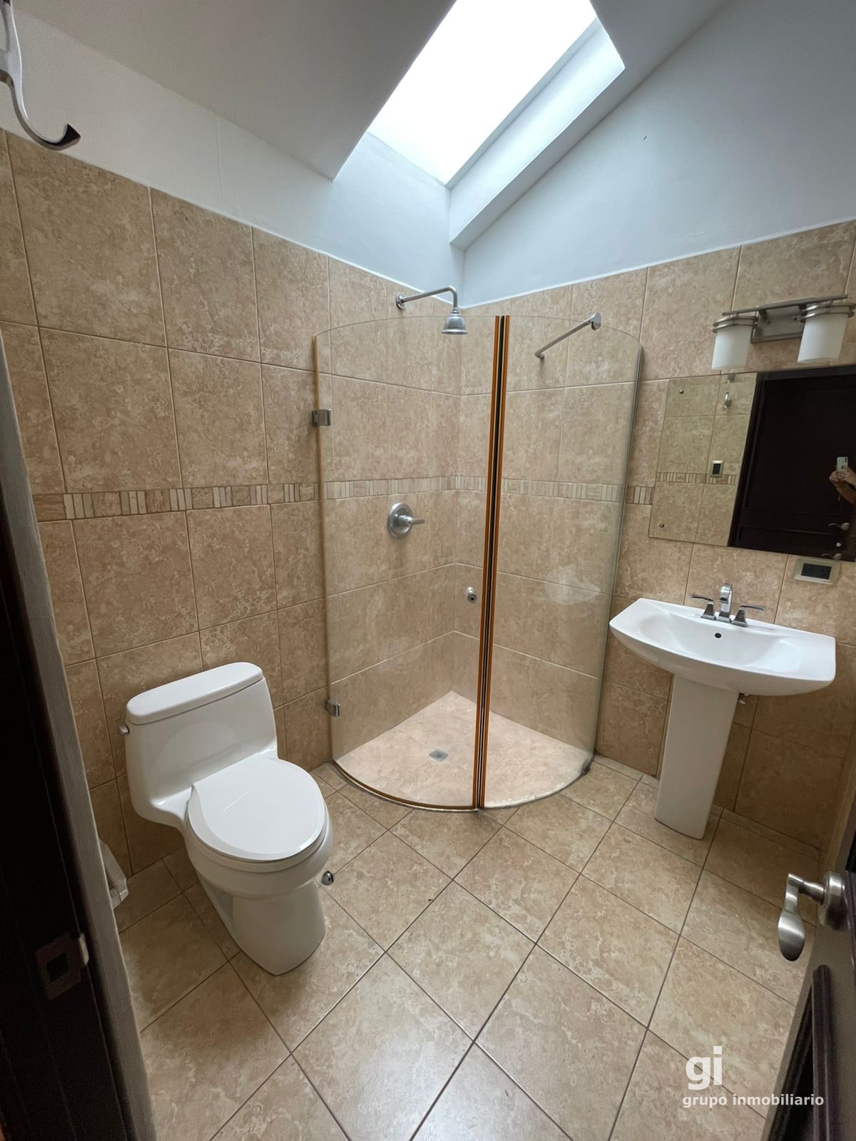 Casa en Venta en Condominio Exclusivo Zona 10 - 2