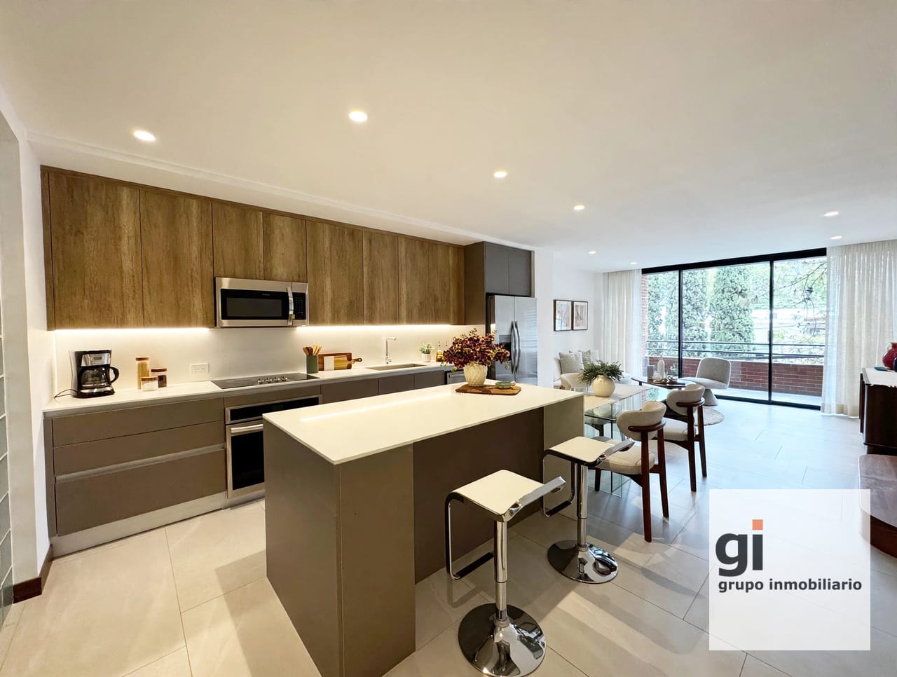 Apartamento de 2 niveles, 2 dormitorios y sala familiar en Oakland — Apartamento en Venta en Zona 10, Guatemala, Ciudad — foto 1 de 16
