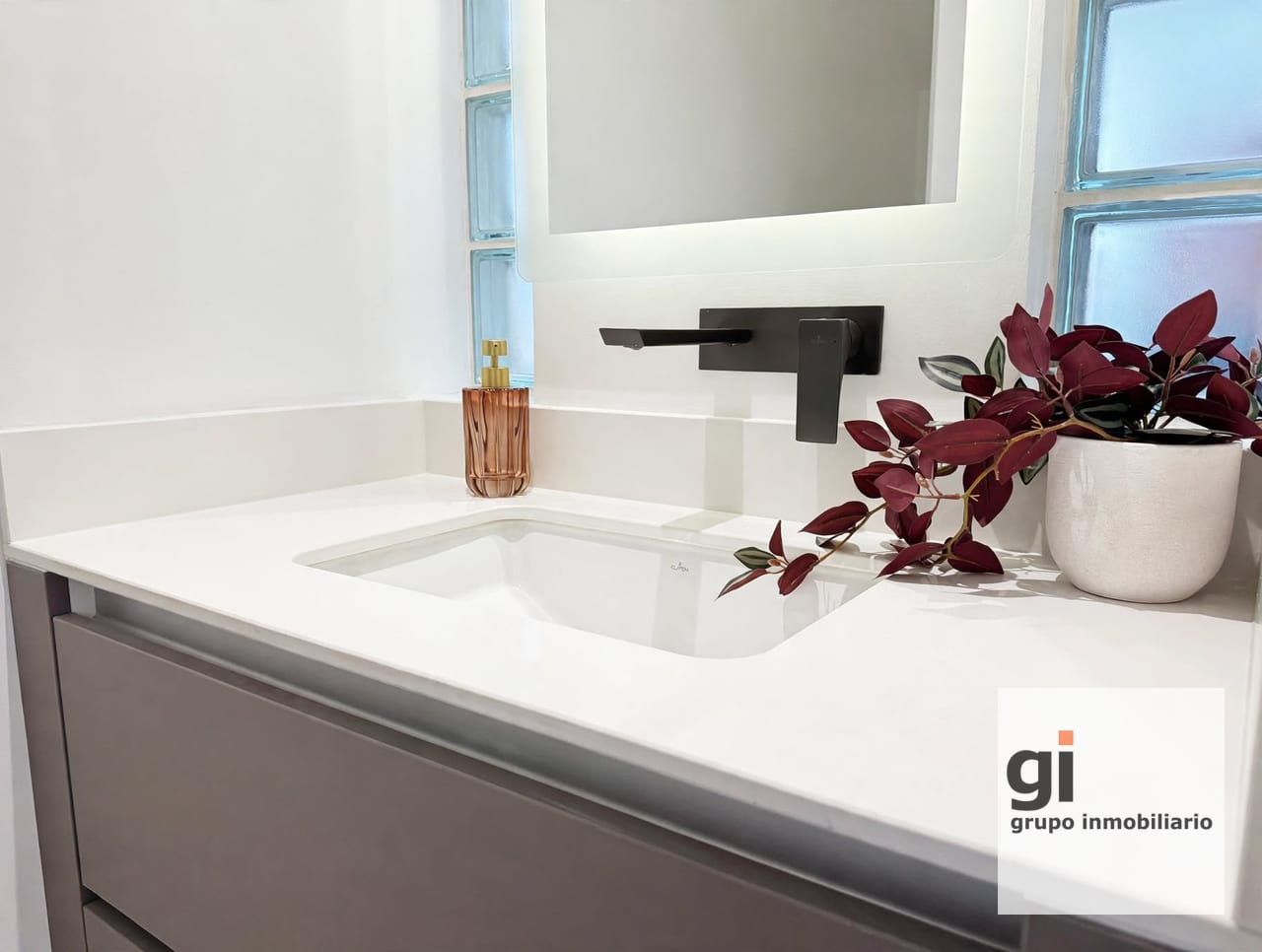 Apartamento de 2 niveles, 2 dormitorios y sala familiar en Oakland — Apartamento en Venta en Zona 10, Guatemala, Ciudad — foto 9 de 16