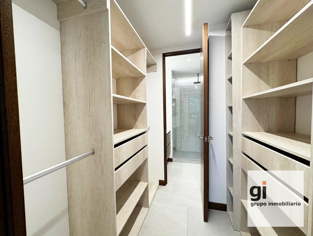 Apartamento de 2 niveles, 2 dormitorios y sala familiar en Oakland — Apartamento en Venta en Zona 10, Guatemala, Ciudad — foto 12 de 16