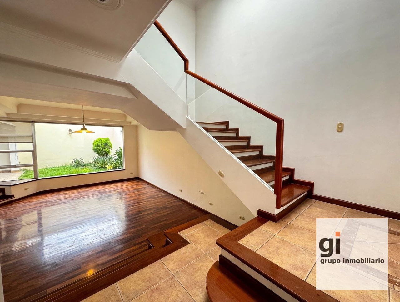 Casa en alquiler en zona 10, 4 dormitorios y A/C — Casa en Alquiler en Zona 10, Guatemala, Ciudad — foto 2 de 17