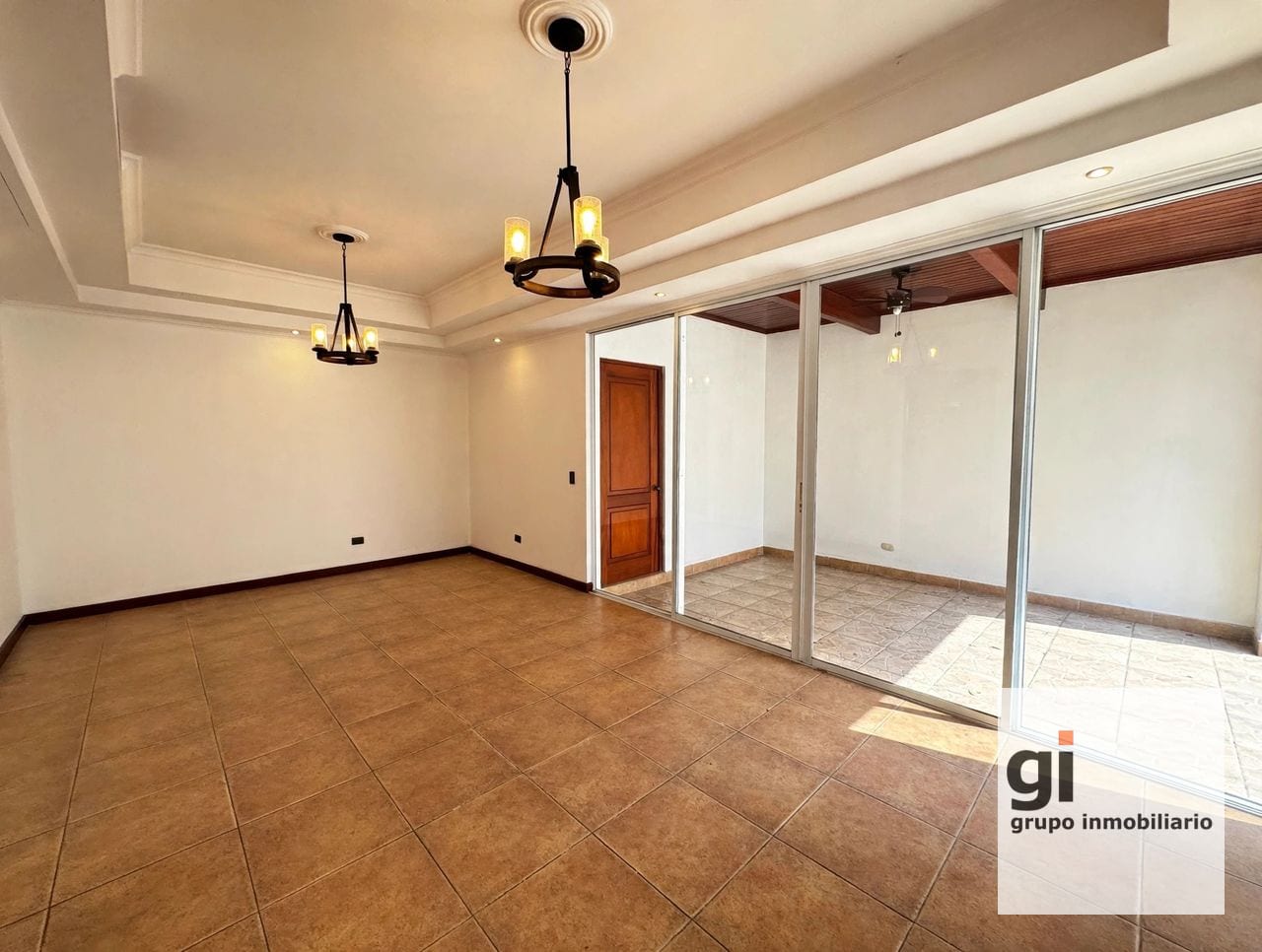 Casa en alquiler en zona 10, 4 dormitorios y A/C — Casa en Alquiler en Zona 10, Guatemala, Ciudad — foto 4 de 17