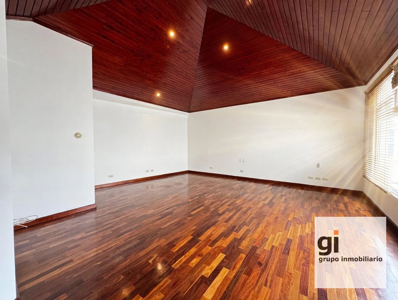 Casa en alquiler en zona 10, 4 dormitorios y A/C — Casa en Alquiler en Zona 10, Guatemala, Ciudad — foto 10 de 17