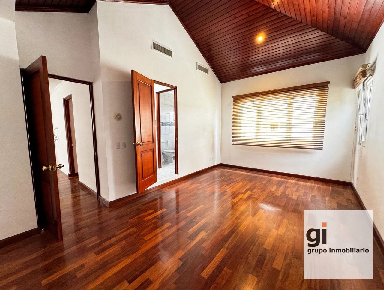 Casa en alquiler en zona 10, 4 dormitorios y A/C — Casa en Alquiler en Zona 10, Guatemala, Ciudad — foto 14 de 17