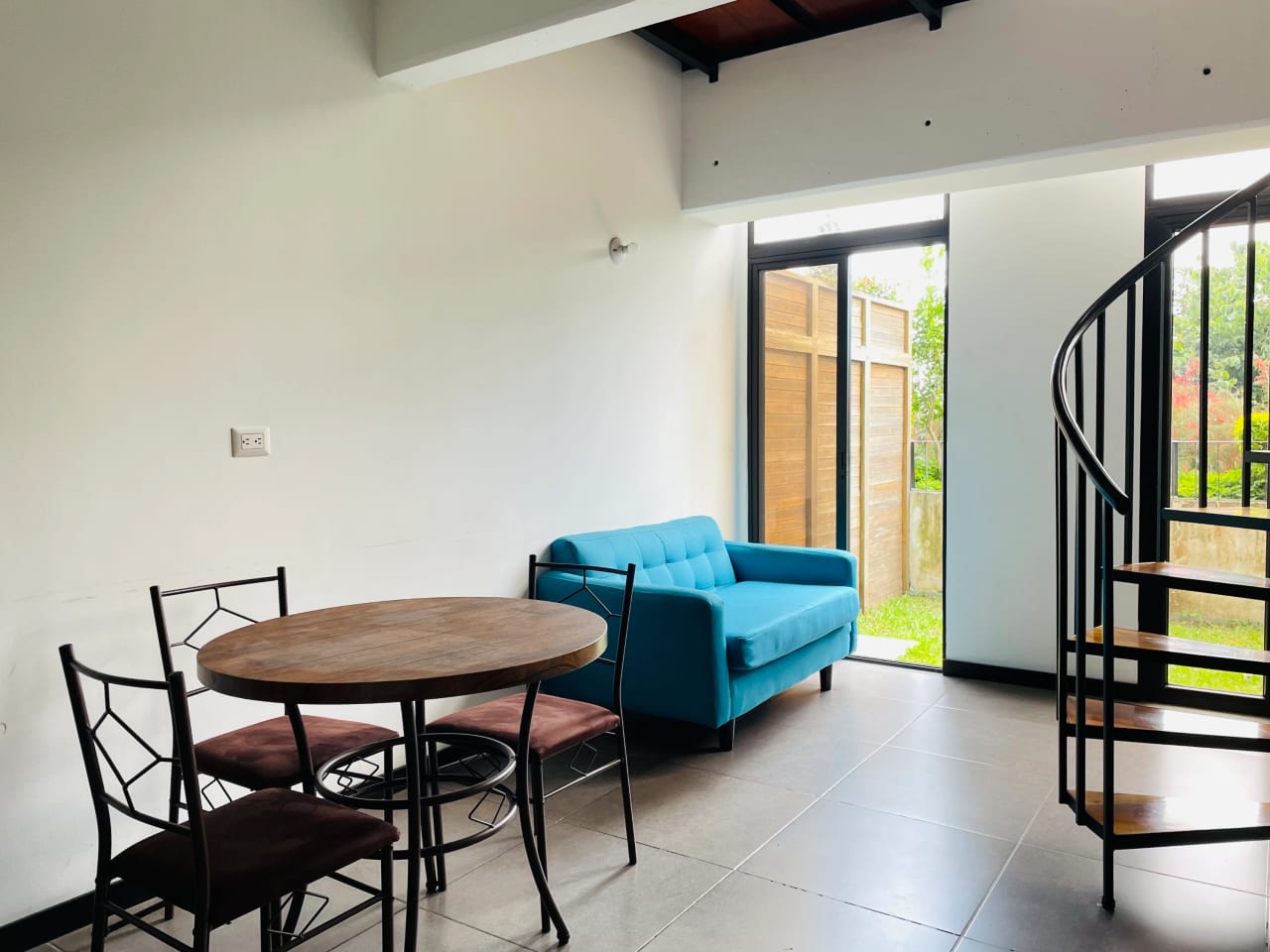 Lindo Apartamento Amueblado con Jardin — Apartamento en Alquiler en Ciudad Vieja, Zona 10, Guatemala, Ciudad — foto 1 de 12