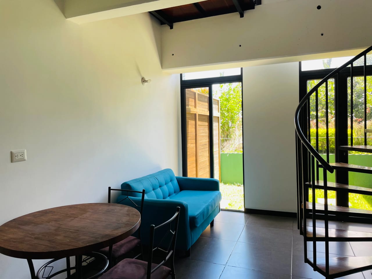 Apartamento de 1 Habitación con Jardín en zona 10 — Apartamento en Alquiler en Ciudad Vieja, Zona 10, Guatemala, Ciudad — foto 2 de 14