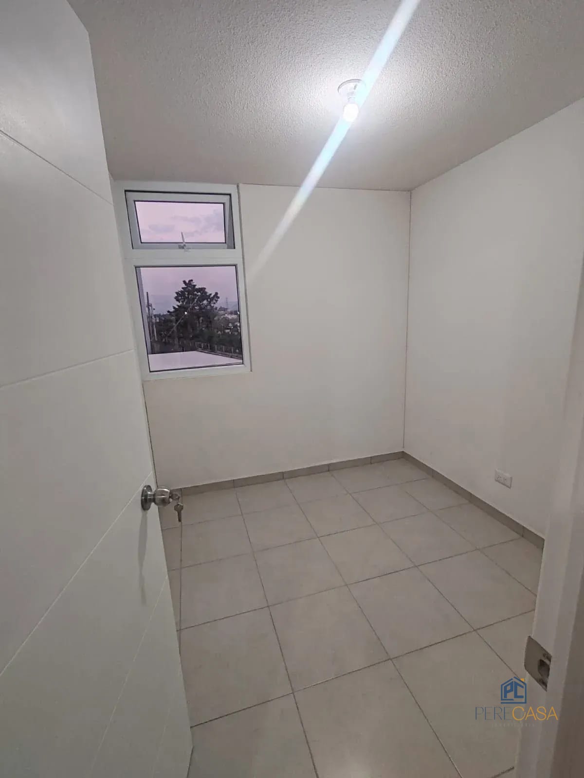 EXCELENTE APARTAMENTO EN VIAS DE SAN RAFAEL ZONA 18 β Apartamento en Alquiler en Zona 18, Guatemala, Ciudad β foto 5 de 9