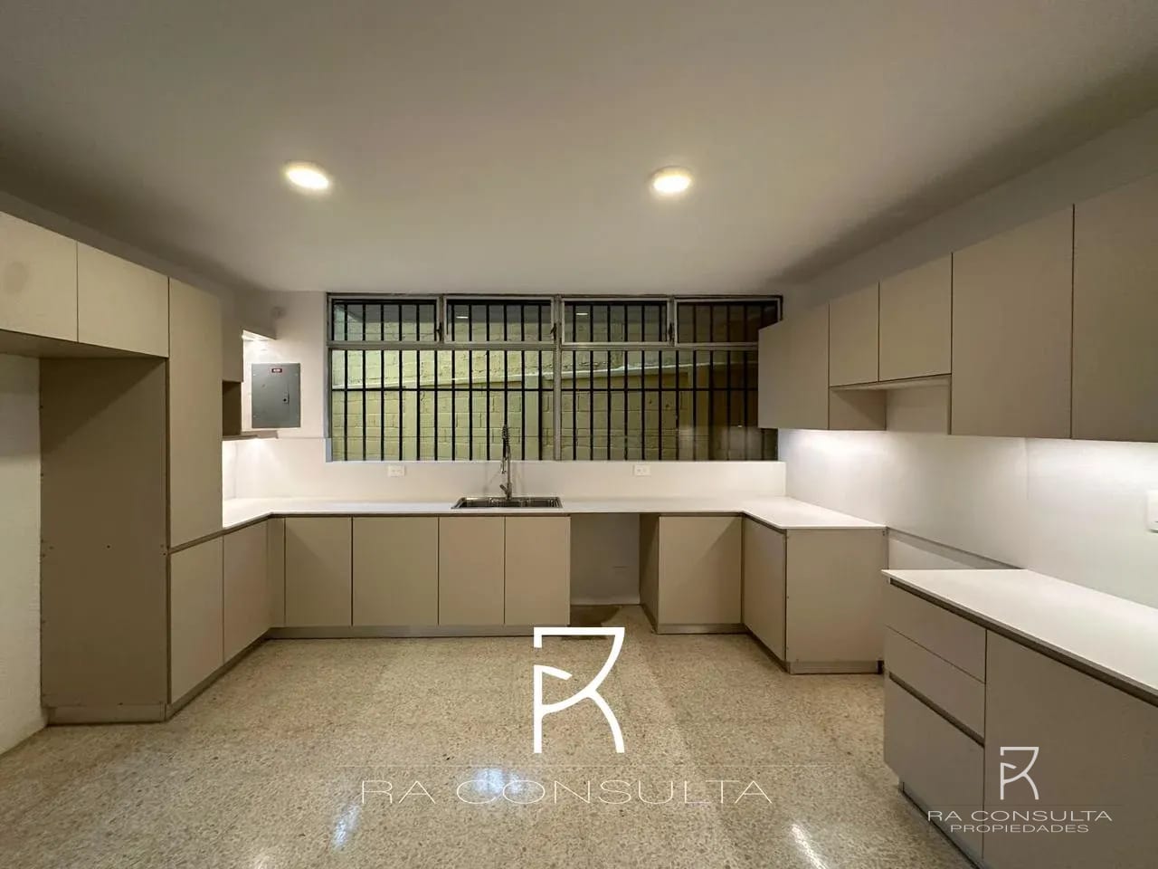 VENDO Hermosa Casa Totalmente Renovada en Colonia Lo De Bran, Zona 3 — Casa en Venta en Zona 3, Guatemala, Ciudad — foto 3 de 6