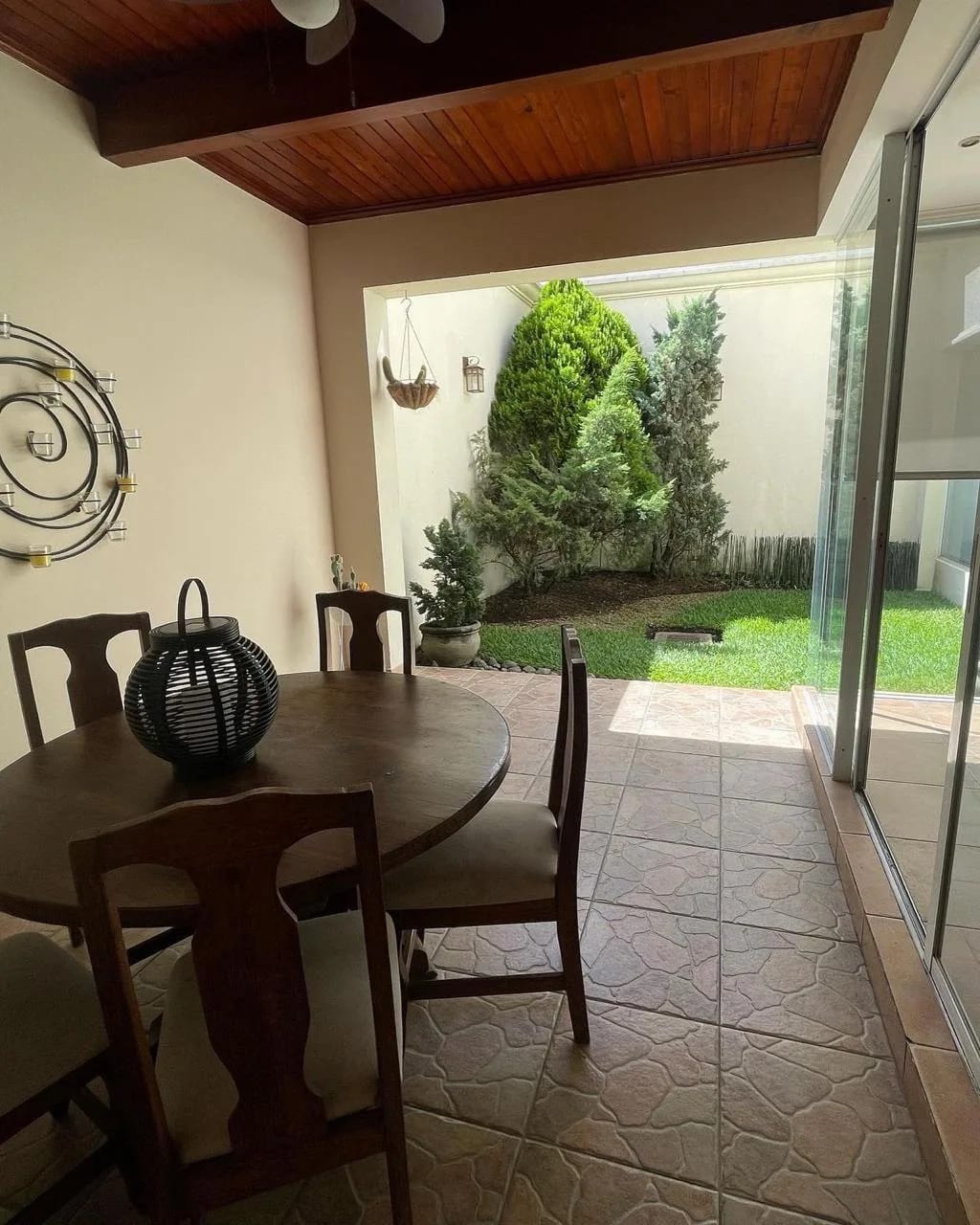 CASA EN ALQUILER EN ZONA 10 EN CONDOMINIO — Casa en Alquiler en Zona 10, Guatemala, Ciudad — foto 4 de 13