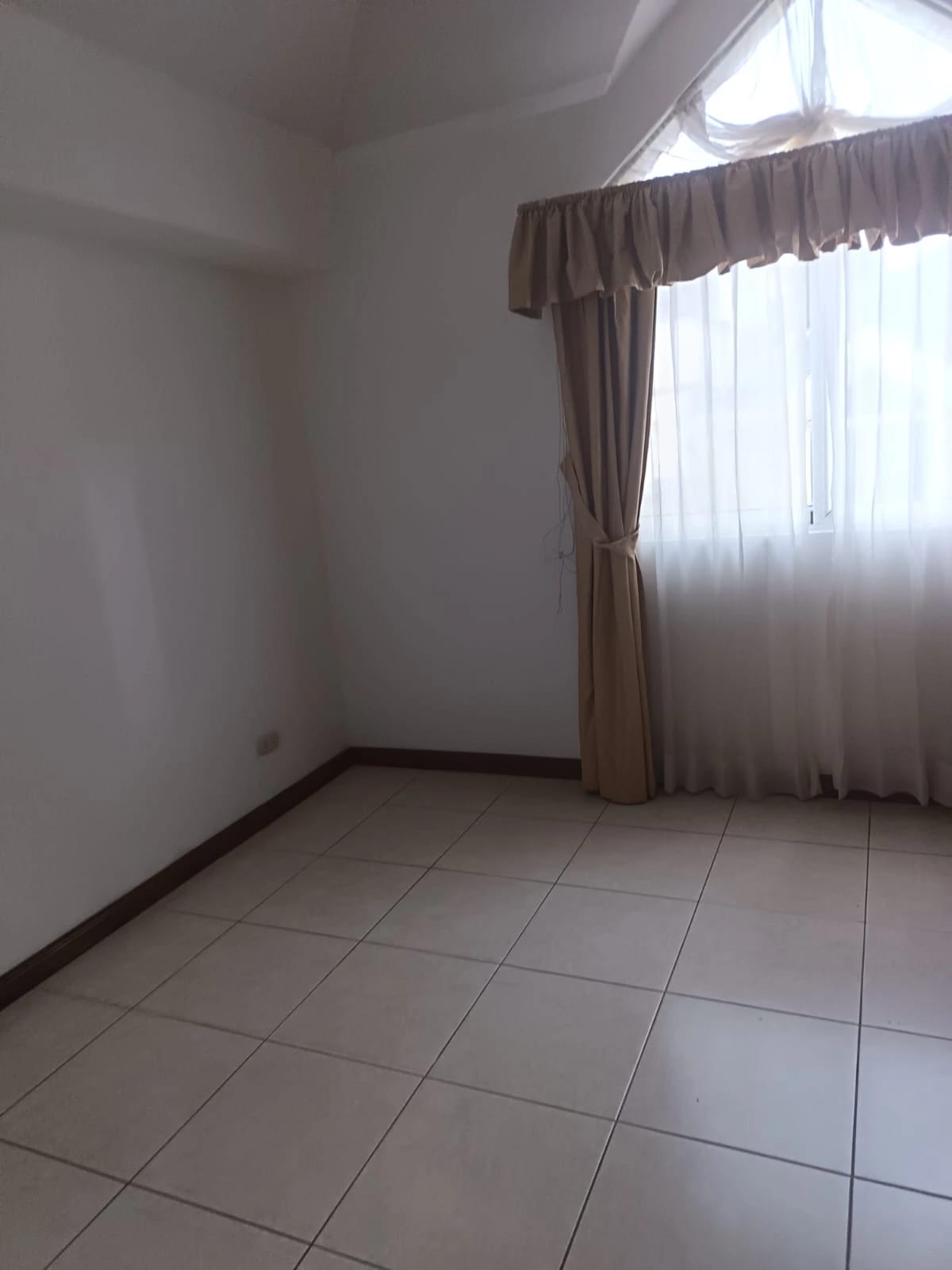 CASA EN ALQUILER EN CONDOMINIO ZONA 14 SECTOR LA CAÑADA — Casa en Alquiler en Zona 14, Guatemala, Ciudad — foto 6 de 12