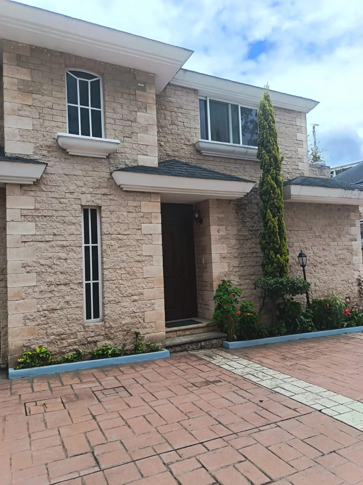CASA EN ALQUILER EN CONDOMINIO ZONA 14 SECTOR LA CAÑADA — Casa en Alquiler en Zona 14, Guatemala, Ciudad — foto 1 de 12
