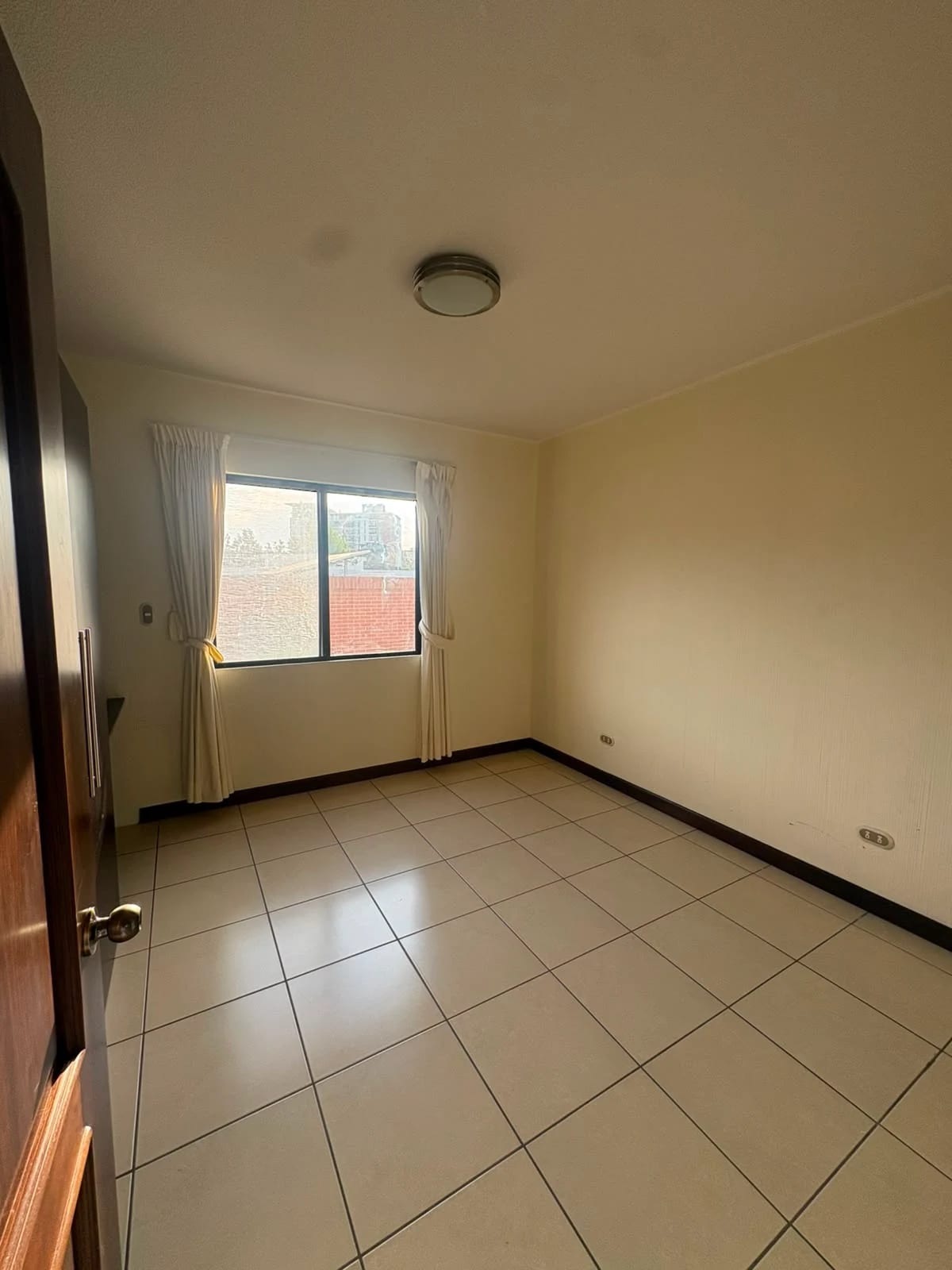 CASA EN ALQUILER EN ALAMEDA DE SAN ISIDRO ZONA 16 — Casa en Alquiler en Alamedas de San Isidro, Zona 16, Guatemala, Ciudad — foto 6 de 12