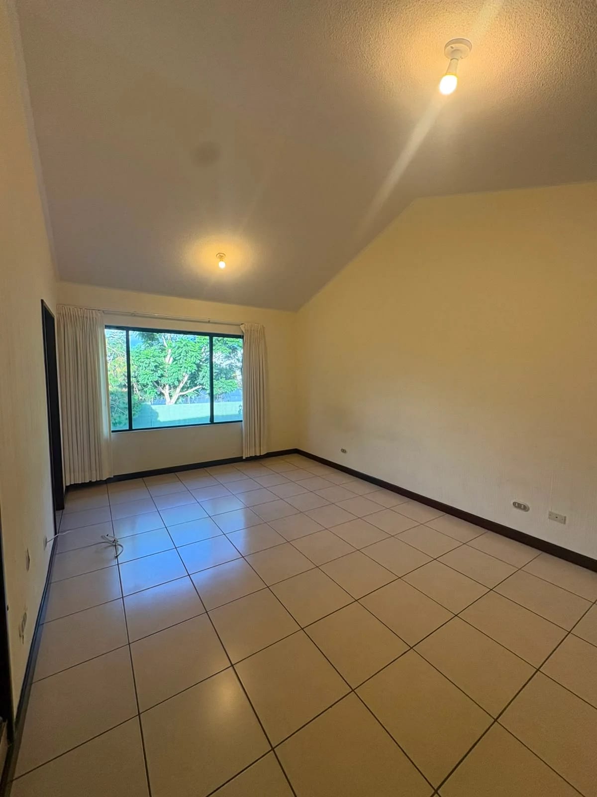 CASA EN ALQUILER EN ALAMEDA DE SAN ISIDRO ZONA 16 — Casa en Alquiler en Alamedas de San Isidro, Zona 16, Guatemala, Ciudad — foto 8 de 12
