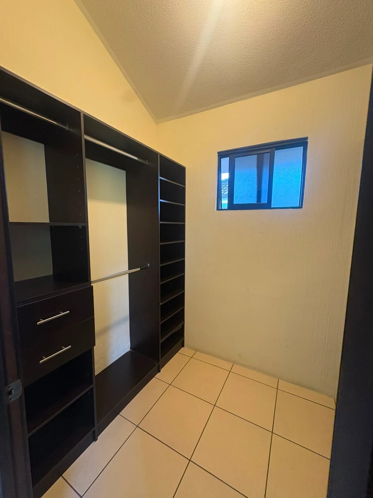 CASA EN ALQUILER EN ALAMEDA DE SAN ISIDRO ZONA 16 — Casa en Alquiler en Alamedas de San Isidro, Zona 16, Guatemala, Ciudad — foto 9 de 12