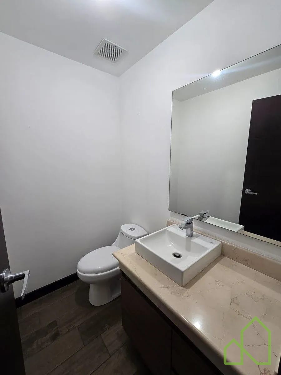 Amplio Apartamento en Renta o Venta en zona 10 — Apartamento en Alquiler en Verona, Zona 10, Guatemala, Ciudad — foto 8 de 9