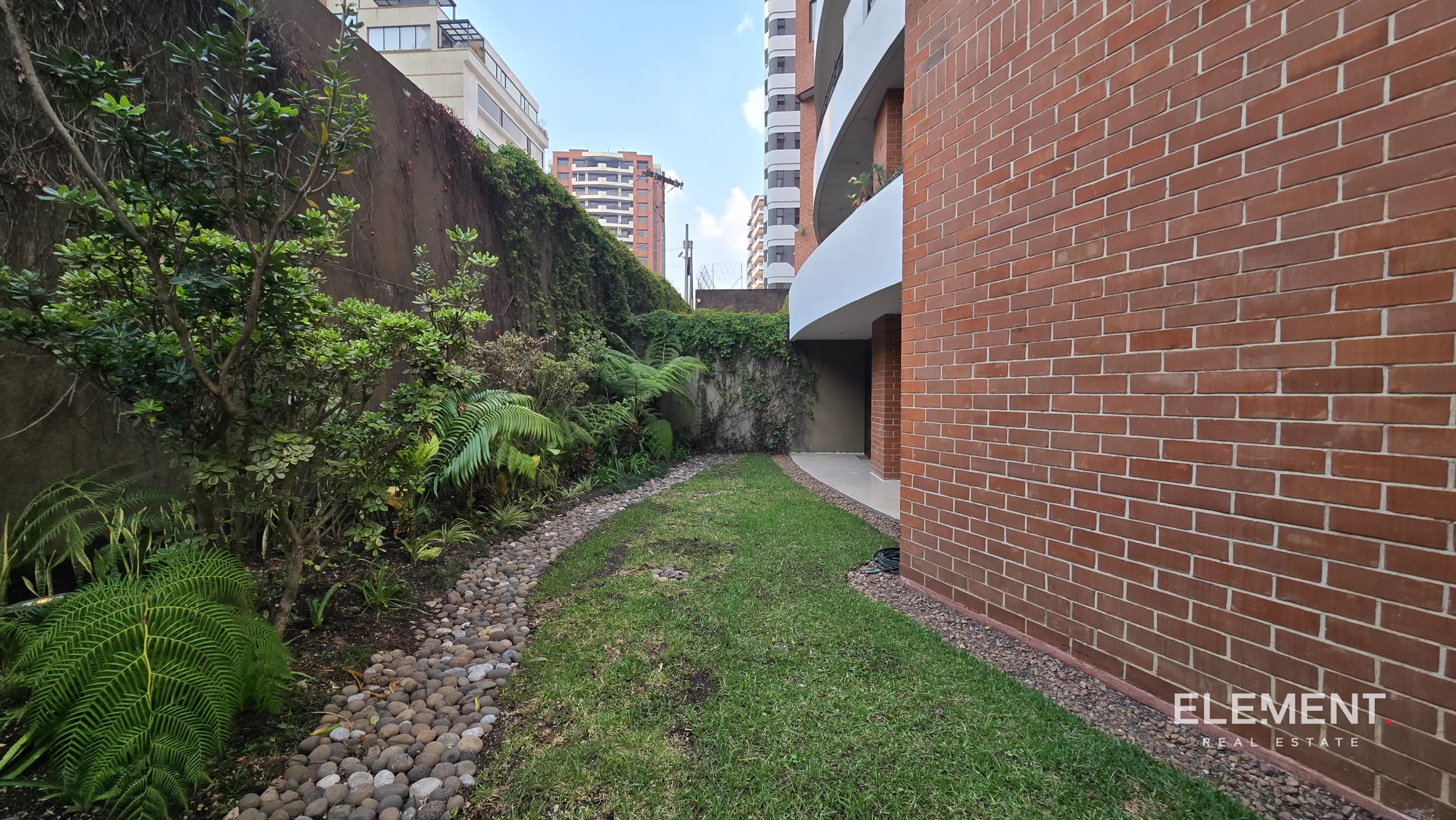 Apartamento con jardín en venta Plenum – Zona 14 - 2