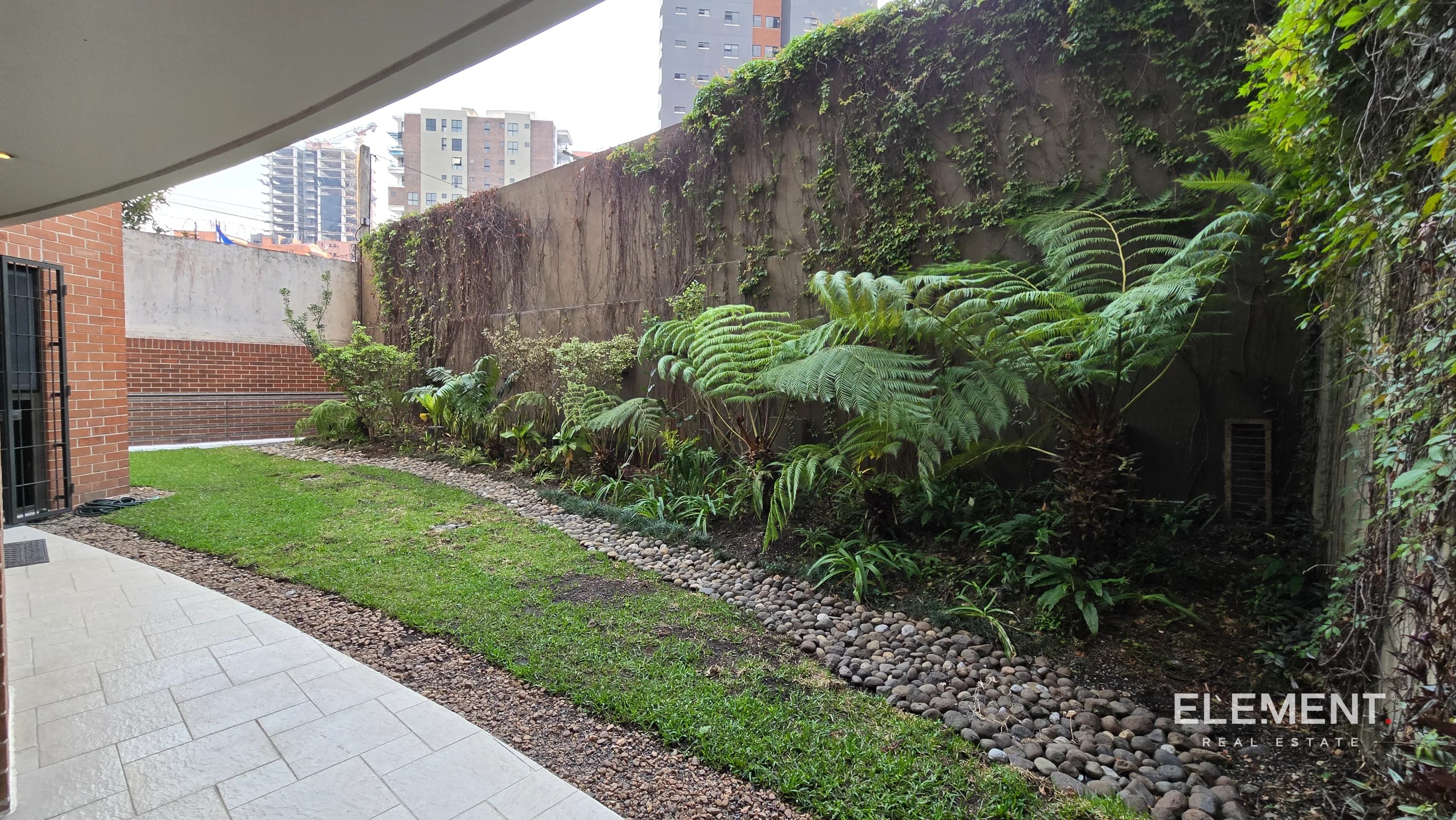 Apartamento con jardín en venta Plenum – Zona 14 - 1