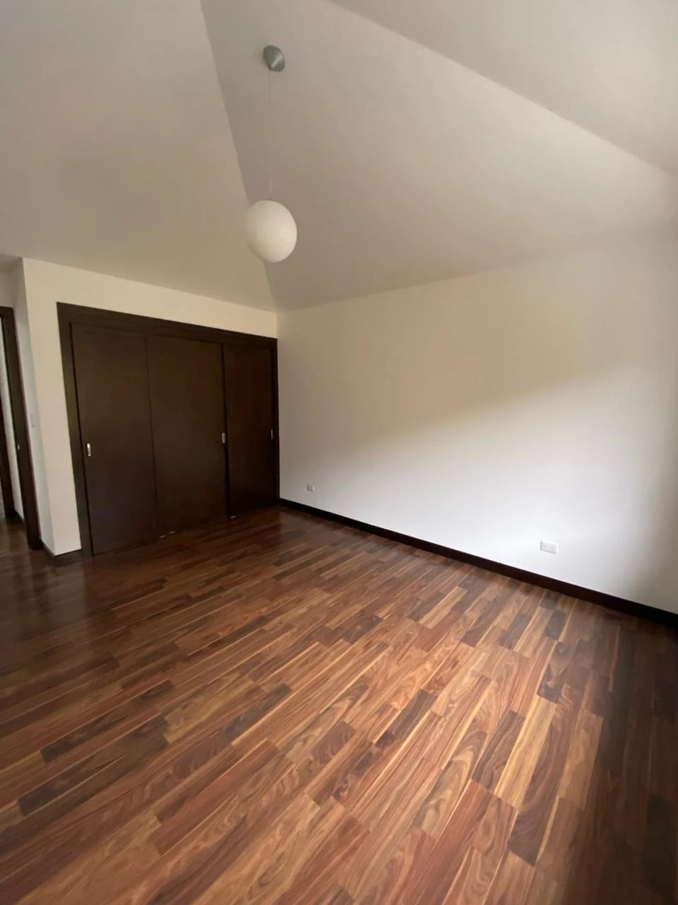 Amplia e iluminada casa en venta, Lomas de San Isidro zona 16 — Casa en Venta en Lomas de San Isidro, Zona 16, Guatemala, Ciudad — foto 4 de 11