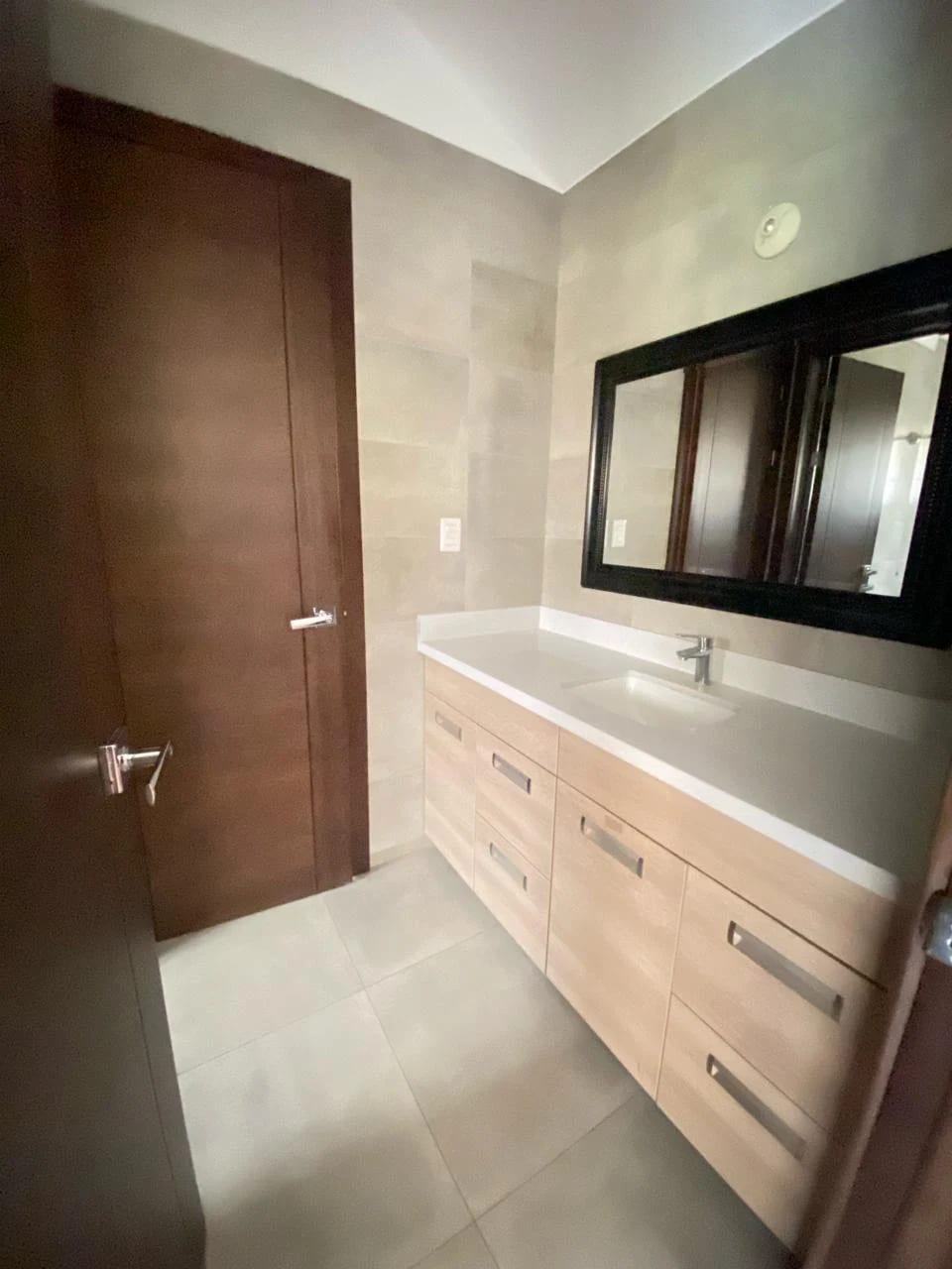 Amplia e iluminada casa en venta, Lomas de San Isidro zona 16 — Casa en Venta en Lomas de San Isidro, Zona 16, Guatemala, Ciudad — foto 10 de 11