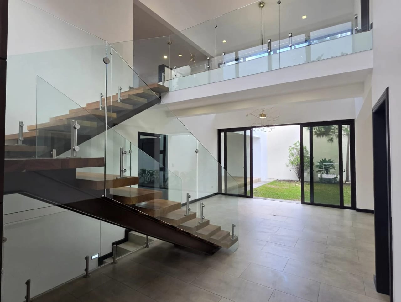 Exclusiva casa en venta, totalmente remodelada en Lomas de San Isidro — Casa en Venta en Lomas de San Isidro, Zona 16, Guatemala, Ciudad — foto 3 de 17