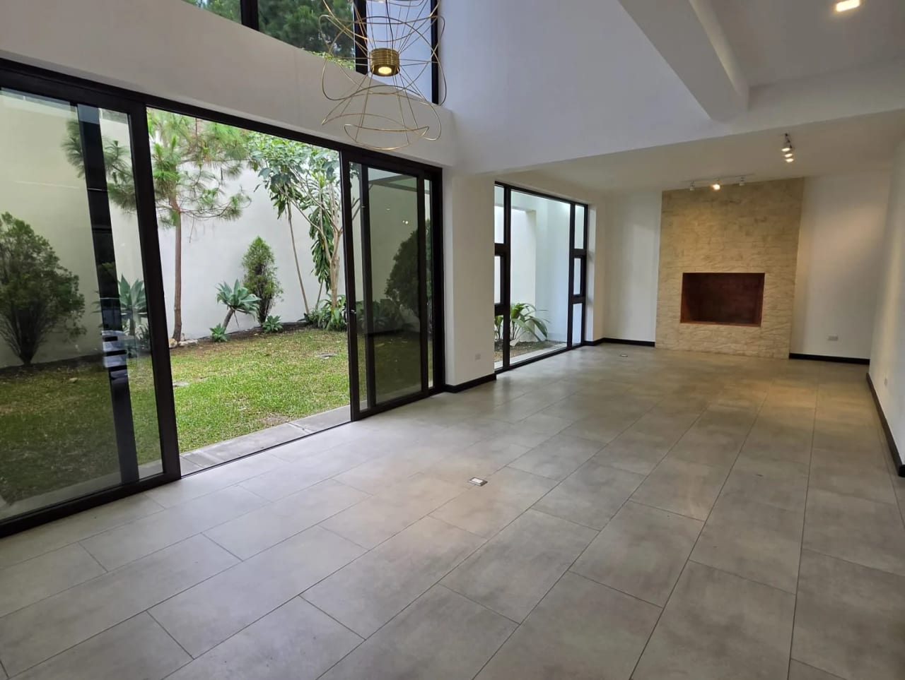 Exclusiva casa en venta, totalmente remodelada en Lomas de San Isidro — Casa en Venta en Lomas de San Isidro, Zona 16, Guatemala, Ciudad — foto 6 de 17