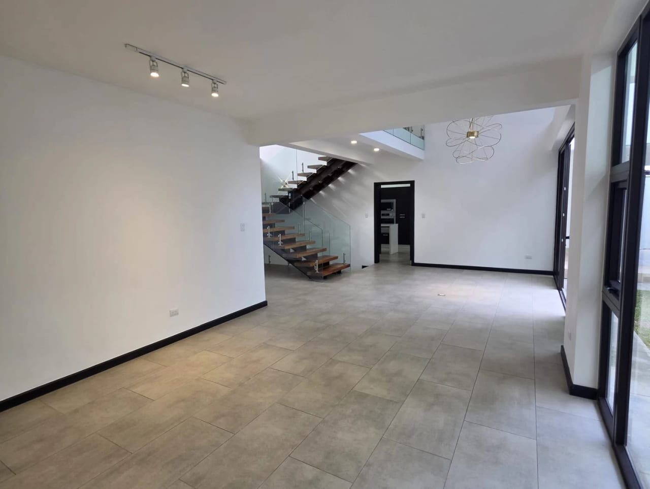 Exclusiva casa en venta, totalmente remodelada en Lomas de San Isidro — Casa en Venta en Lomas de San Isidro, Zona 16, Guatemala, Ciudad — foto 9 de 17