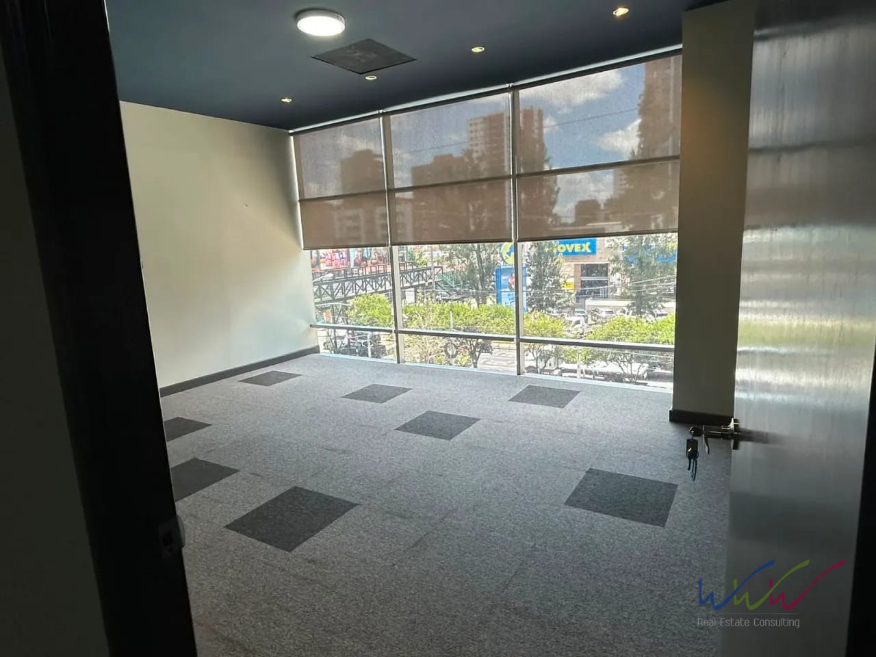 Rento amplia oficina de 255 m2 en Centro Corporativo Los Próceres — Oficina en Alquiler en 13-50, Zona 10, Guatemala, Ciudad — foto 3 de 8