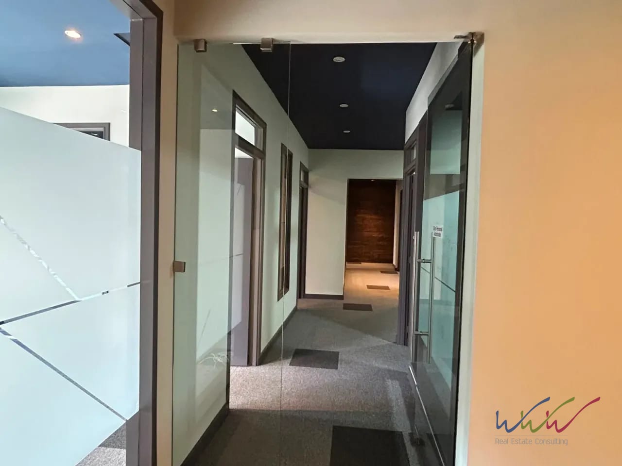 Rento amplia oficina de 255 m2 en Centro Corporativo Los Próceres — Oficina en Alquiler en 13-50, Zona 10, Guatemala, Ciudad — foto 7 de 8