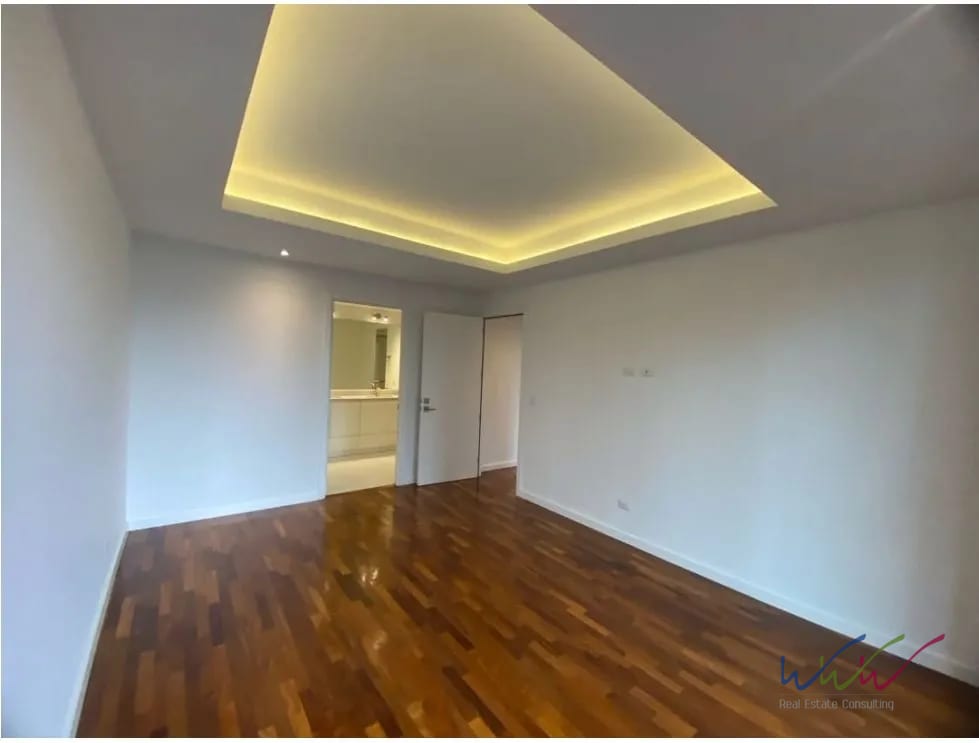 Dormitorio principal — Rento amplio apartamento de 242m2 en edificio Lucca, Zona 10 — Apartamento en Alquiler en Lucca, Zona 10, Guatemala, Ciudad — foto 7 de 17