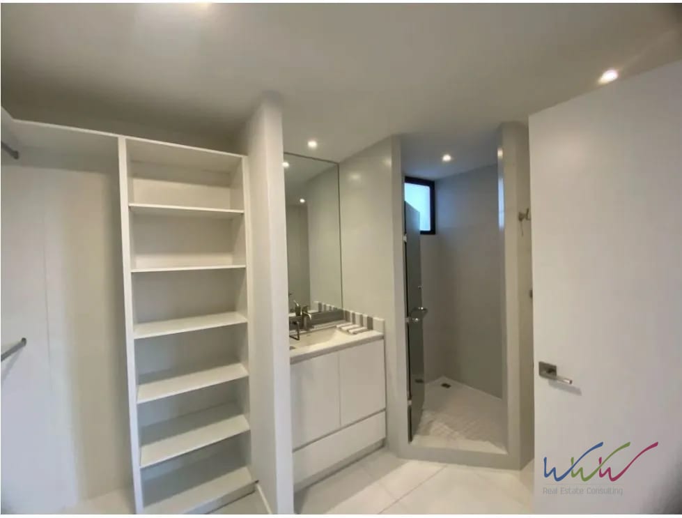 Baño — Rento amplio apartamento de 242m2 en edificio Lucca, Zona 10 — Apartamento en Alquiler en Lucca, Zona 10, Guatemala, Ciudad — foto 6 de 17