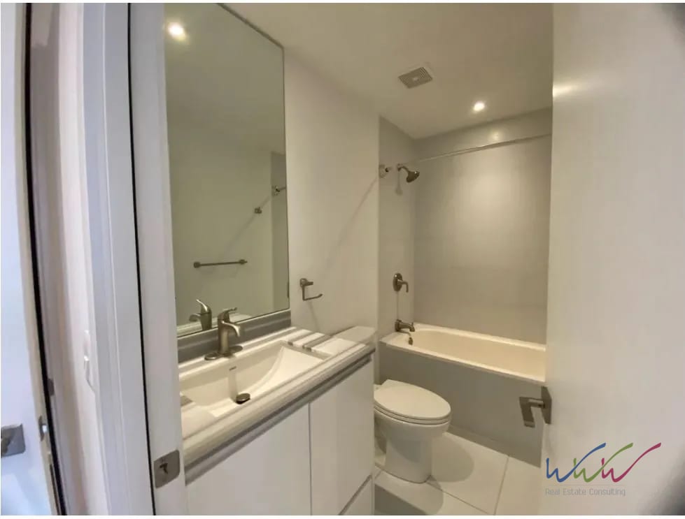 Baño — Rento amplio apartamento de 242m2 en edificio Lucca, Zona 10 — Apartamento en Alquiler en Lucca, Zona 10, Guatemala, Ciudad — foto 4 de 17