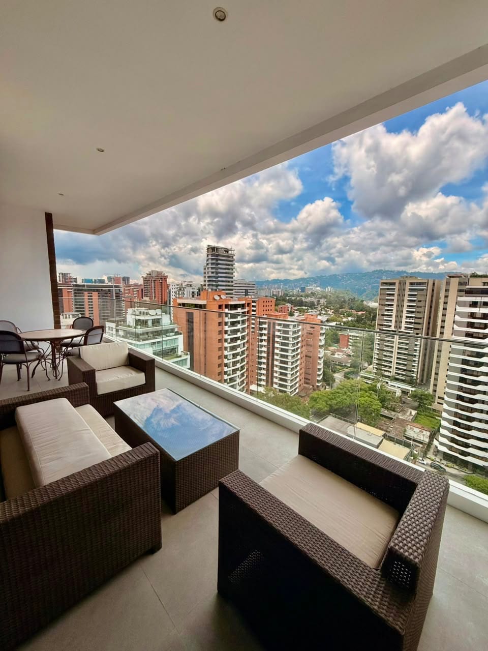 PENTHOUSE AMUEBLADO DE LUJO RENTA ZONA 14 — Apartamento en Alquiler en Zona 14, Guatemala, Ciudad — foto 3 de 17