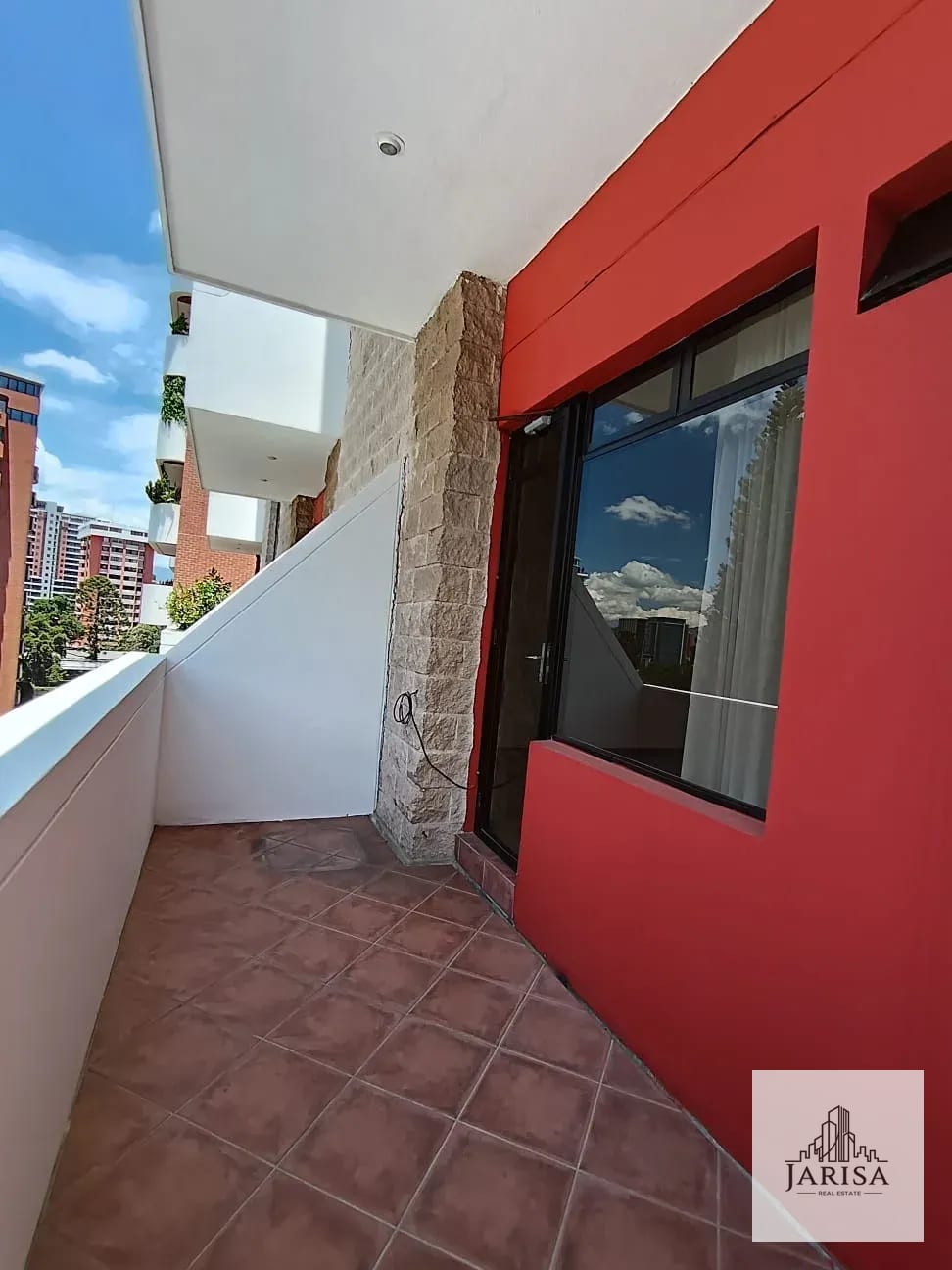 Edificio Villar Santa Clara Zona 10 — Casa en Alquiler en Villalar, Zona 10, Guatemala, Ciudad — foto 1 de 13