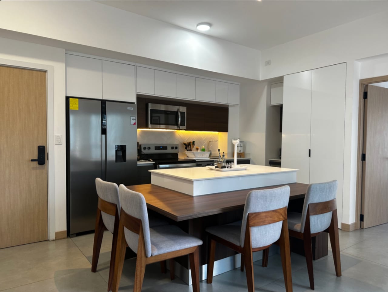 Moderno Apartamento Amueblado Zona 10 — Apartamento en Alquiler en Zona 10, Guatemala, Ciudad — foto 4 de 13