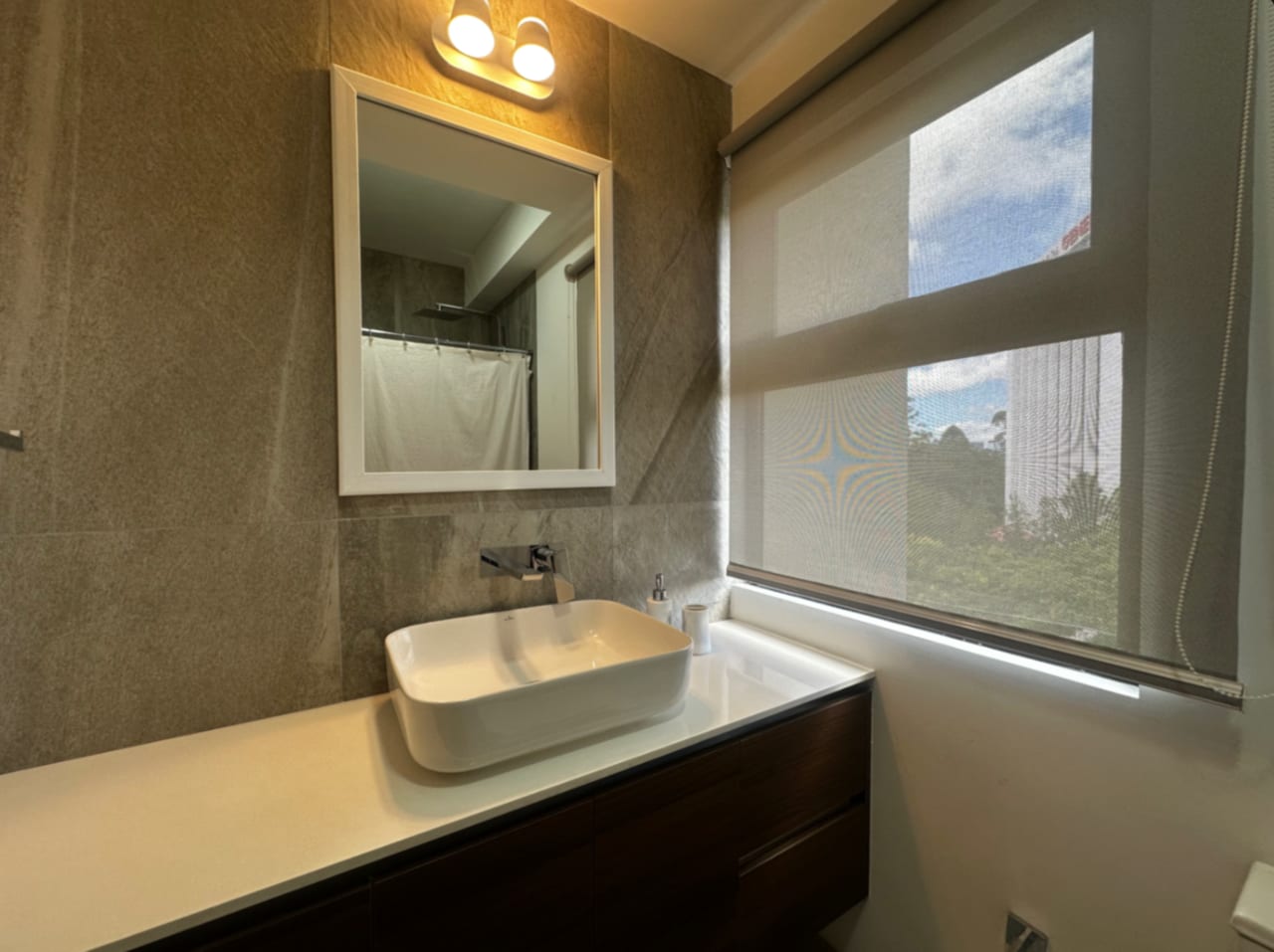 Moderno Apartamento Amueblado Zona 10 — Apartamento en Alquiler en Zona 10, Guatemala, Ciudad — foto 8 de 13