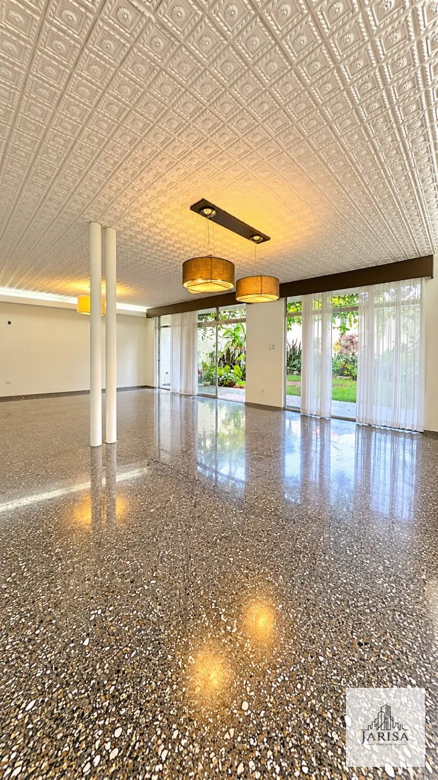 Sala — Casa en Renta Vivienda u Oficina — Casa en Alquiler en Zona 13, Guatemala, Ciudad — foto 1 de 16