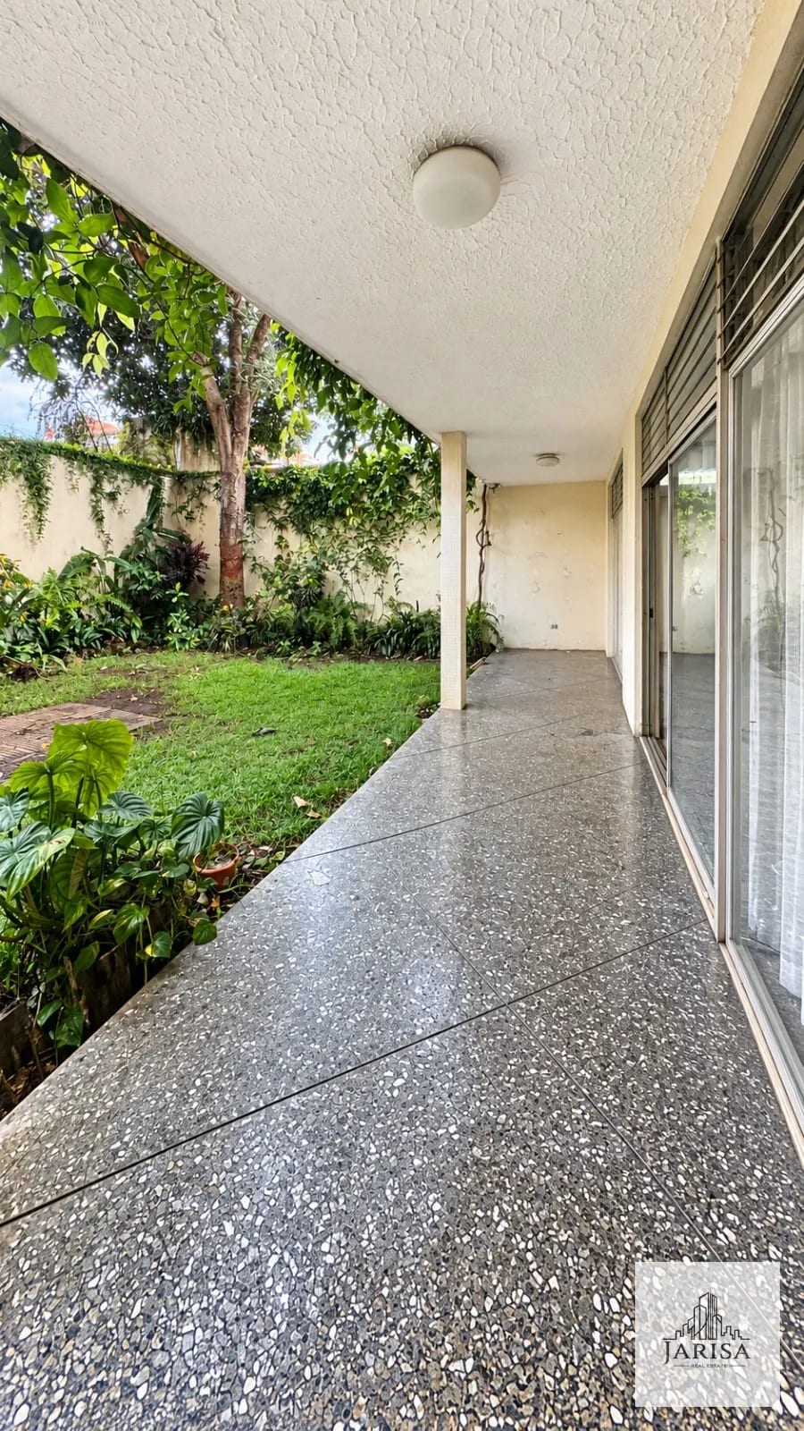 Jardín — Casa en Renta Vivienda u Oficina — Casa en Alquiler en Zona 13, Guatemala, Ciudad — foto 9 de 16