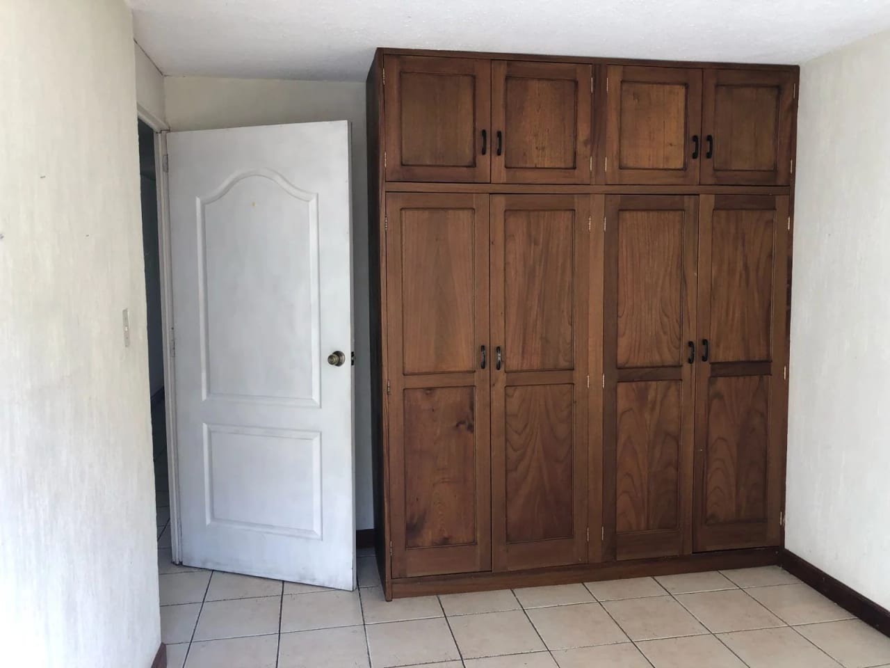 Se vende casa dentro de condominio en San Cristóbal — Casa en Venta en Zona 8 Mixco, Guatemala, Ciudad — foto 6 de 7