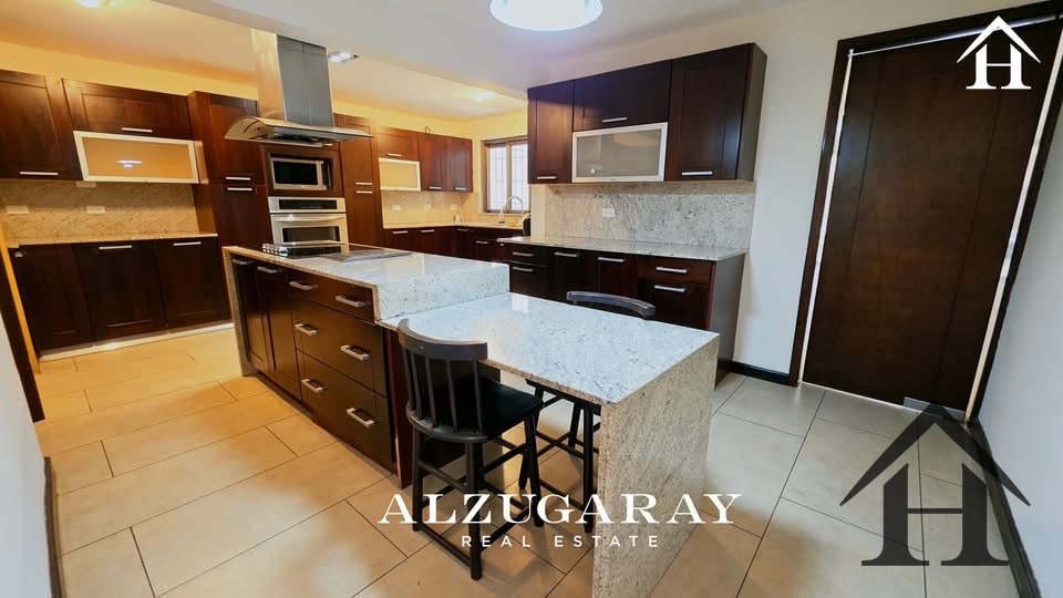 Casa con jardín y piscina condominio zona 10 — Casa en Venta en Zona 10, Guatemala, Ciudad — foto 1 de 10