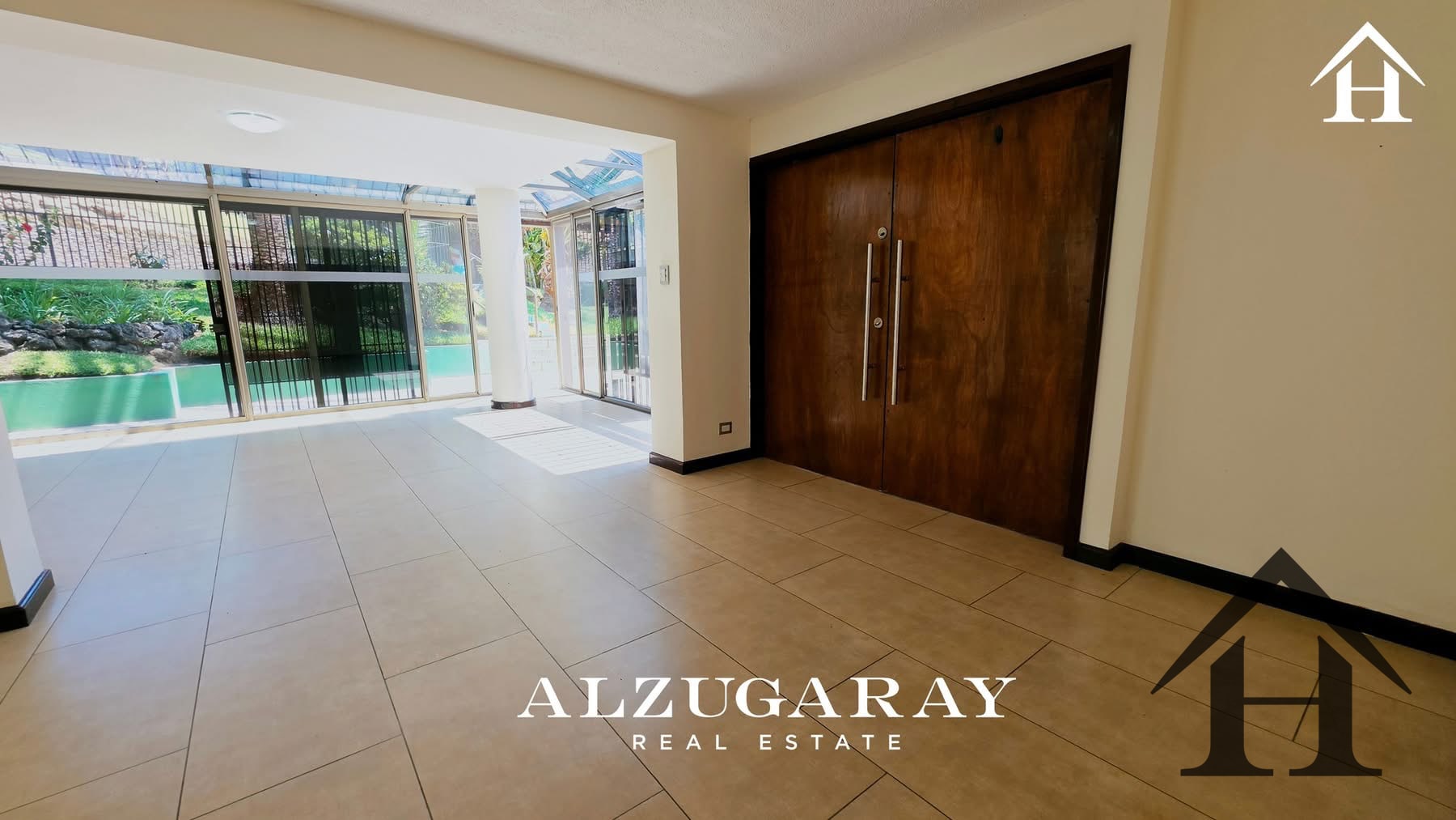 Casa con jardín y piscina condominio zona 10 — Casa en Venta en Zona 10, Guatemala, Ciudad — foto 2 de 10