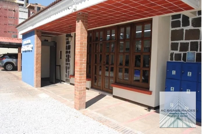 Casa con super ubicación para oficinas - 1
