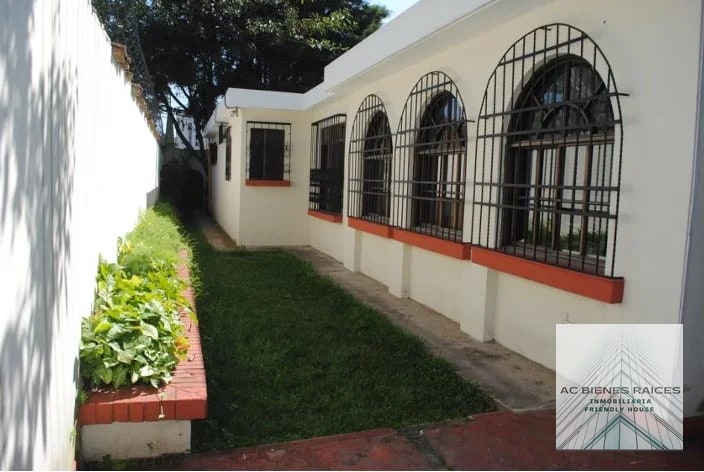 Casa con super ubicación para oficinas - 6